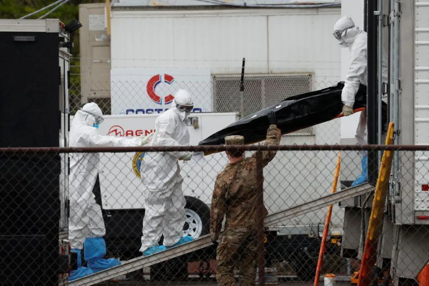 جثمان أحد ضحايا فيروس «كورونا» أثناء نقله من مستشفى إلى مشرحة مؤقتة بولاية نيوجيرزي الأميركية (رويترز)