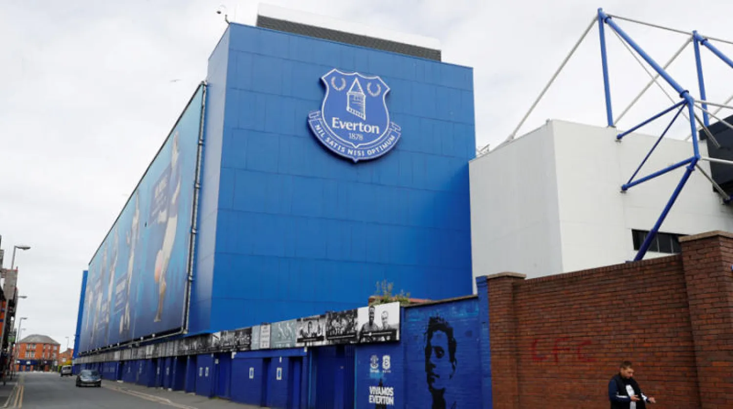 ملعب {غوديسون بارك} الخاص بإيفرتون جاهز لاستضافة القمة أمام ليفربول (رويترز)