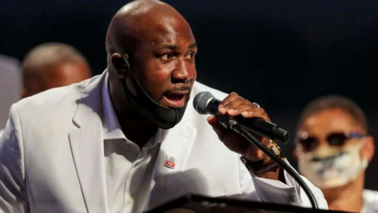 فيلونايز فلويد يتحدث خلال جنازة شقيقه جورج فلويد في تكساس (رويترز)