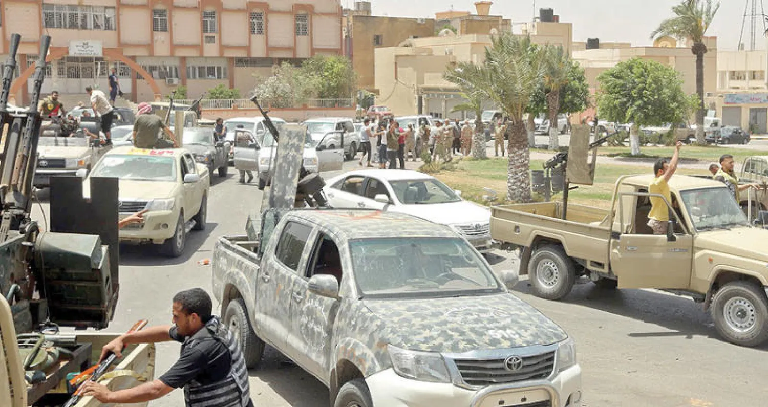 مسلحون موالون لحكومة الوفاق وسط ترهونة التي شهدت نزوح مئات الأسر الليبية من منازلهم (أ.ف.ب)