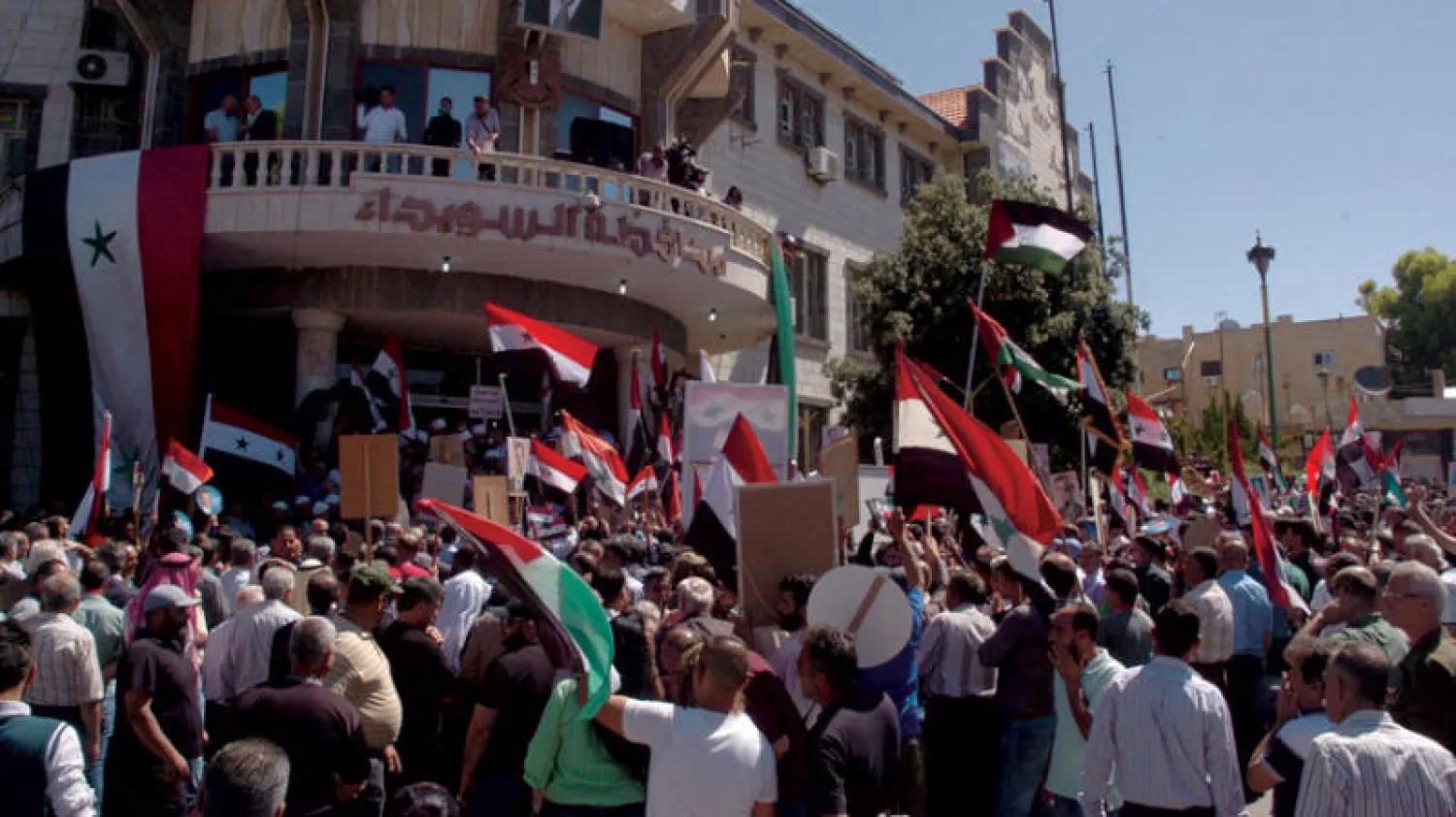 مظاهرة مؤيد للنظام السوري في السويداء أمس (رويترز)