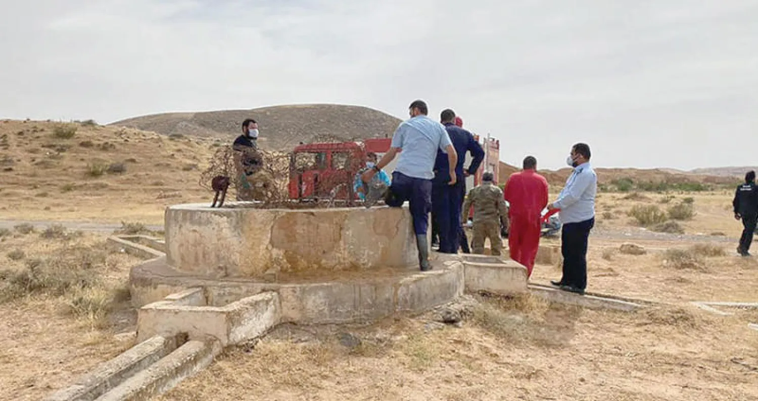 جانب من عمليات انتشال جثث عثر عليها في بئر معطلة بمنطقة قريبة من ترهونة (قوات الوفاق)