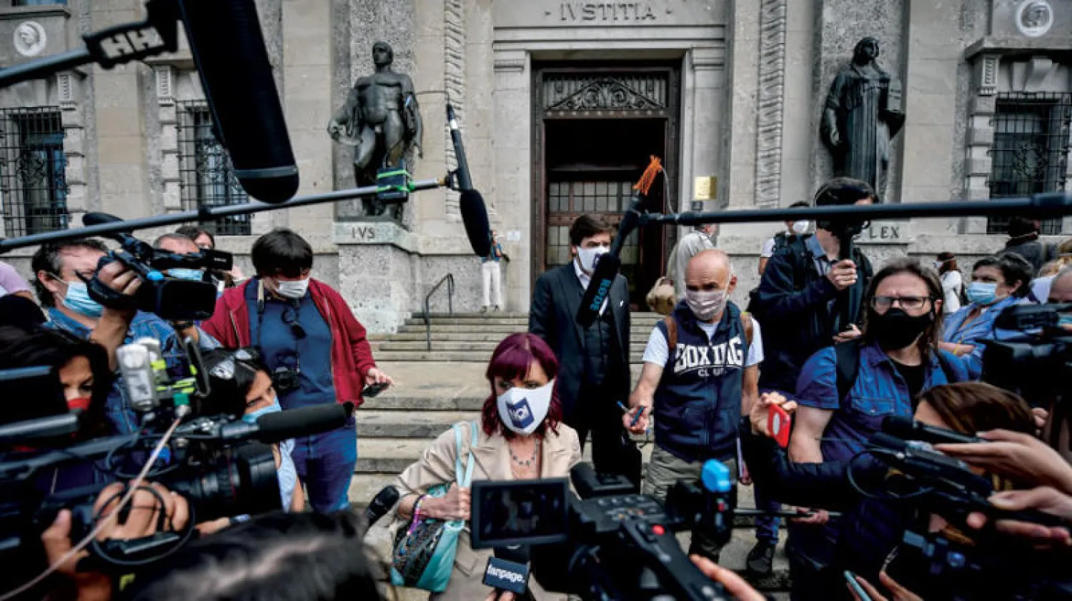 أهالي ضحايا «كوفيد - 19» في بيرغامو يتحدثون للصحافة عن دعوى رفعوها ضد الحكومة الأربعاء (د.ب.أ)