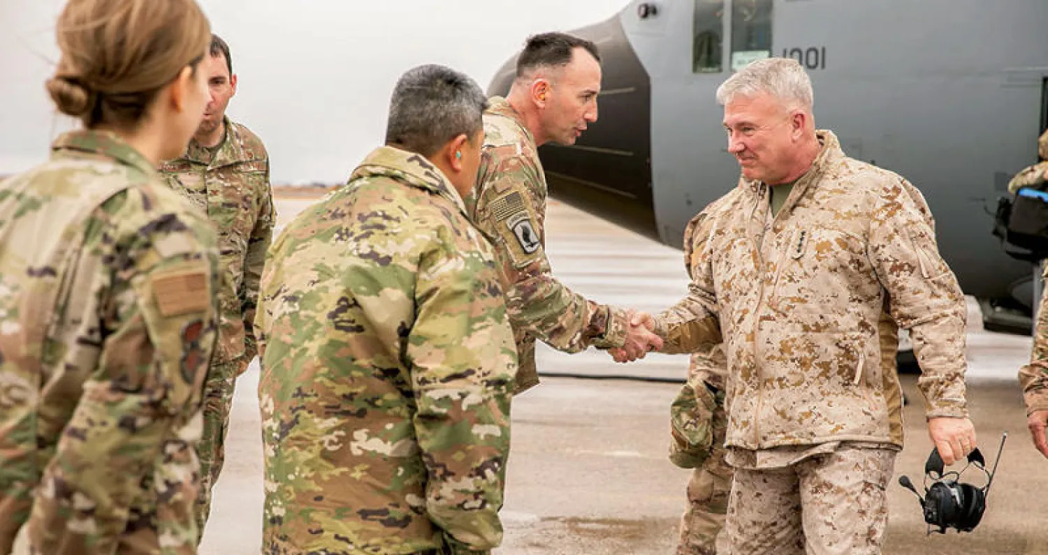 قائد القيادة الوسطى الجنرال كينيث ماكينزي في جولة تفقدية بمنطقة قواته نهاية يناير الماضي (القيادة المركزية)