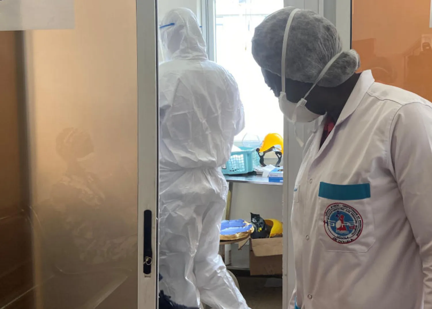 عاملون بالمجال الطبي خلال عملهم بمستشفى في دوالا بالكاميرون (رويترز)