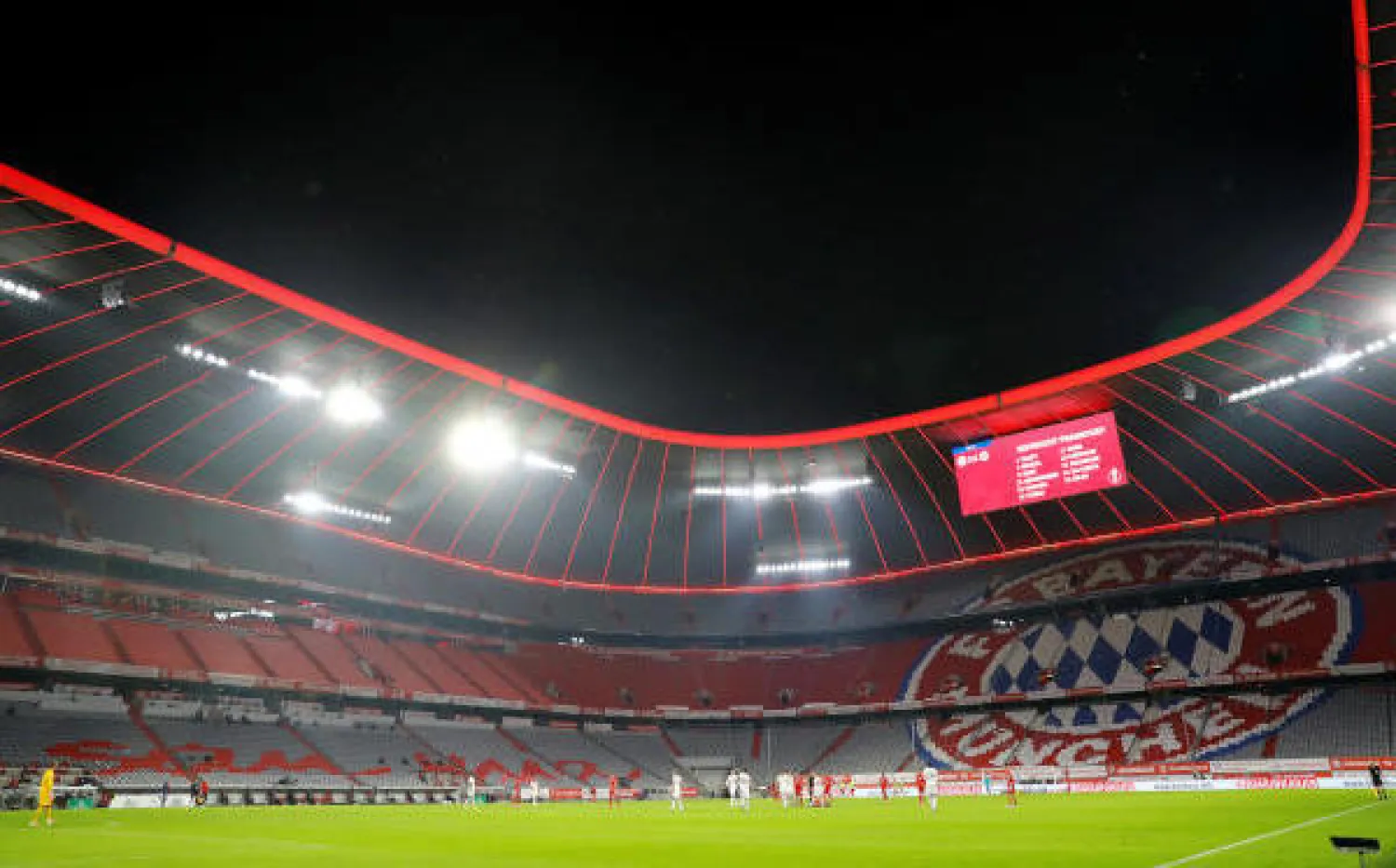 ملعب أليانز أرينا بدون جمهور خلال مباراة نصف نهائي كأس ألمانيا لكرة القدم بين بايرن ميونيخ وإينتراخت فرانكفورت (د.ب.أ)