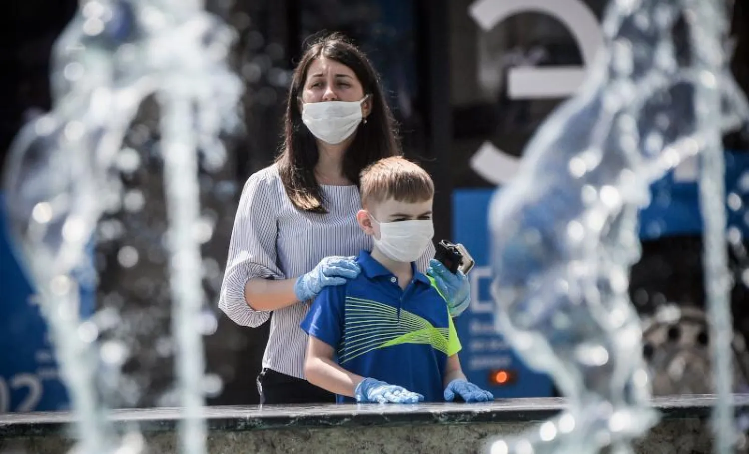 سيدة وطفل يضعان كمامتين في موسكو (أ.ف.ب)