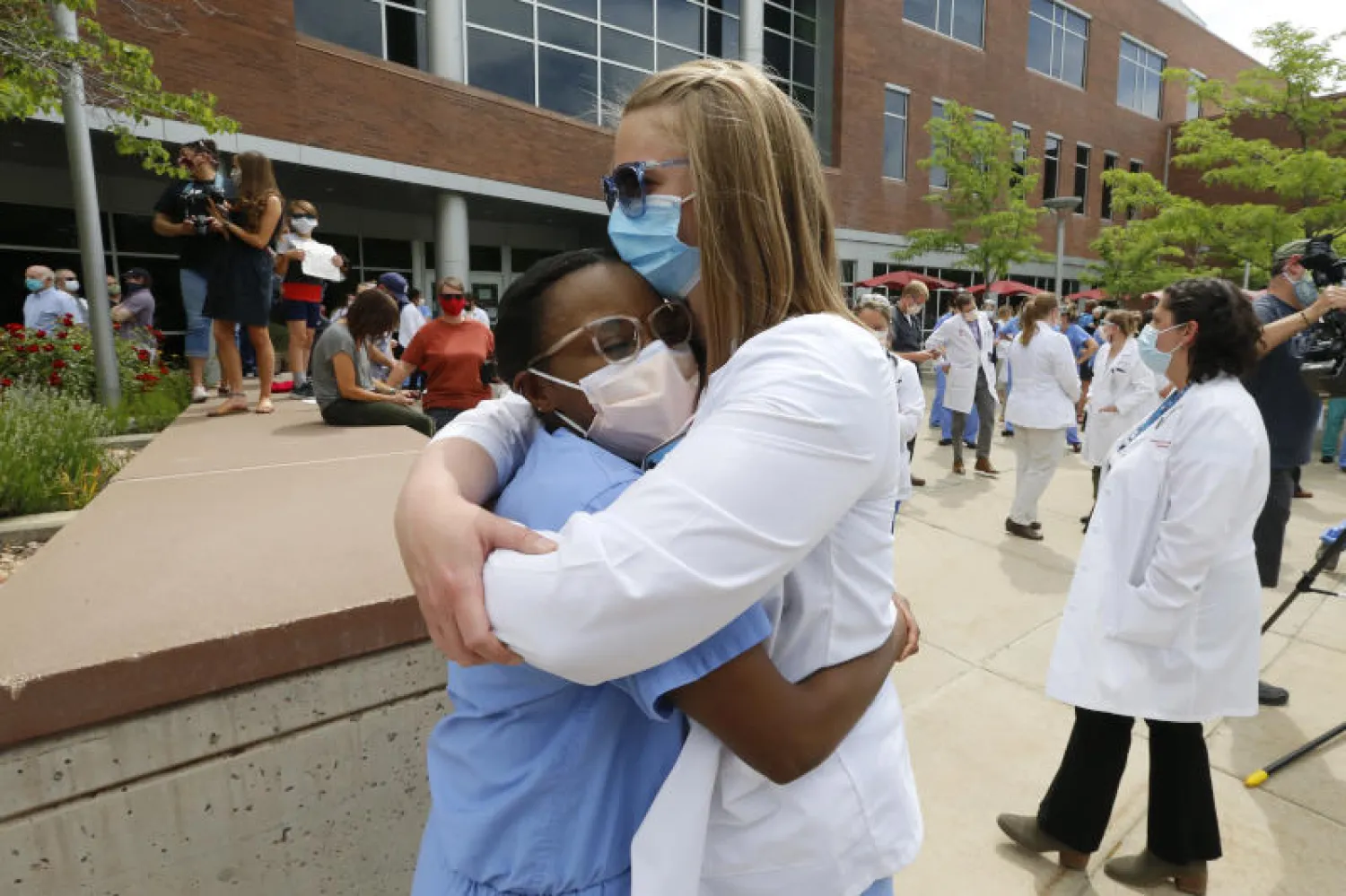 عالم الفيروسات قال إن العناق ينطوي على ملامسة أقل للجلد (أ.ب)