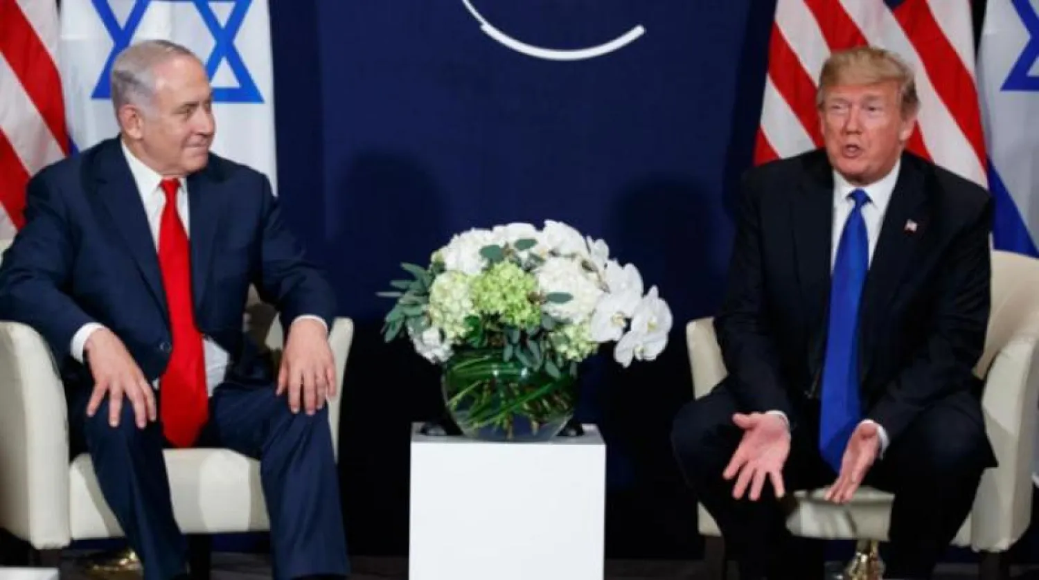 الرئيس الأميركي دونالد ترمب ورئيس الوزراء الإسرائيلي بنيامين نتنياهو خلال لقاء في منتدى دافوس (أرشيفية - أ.ب)