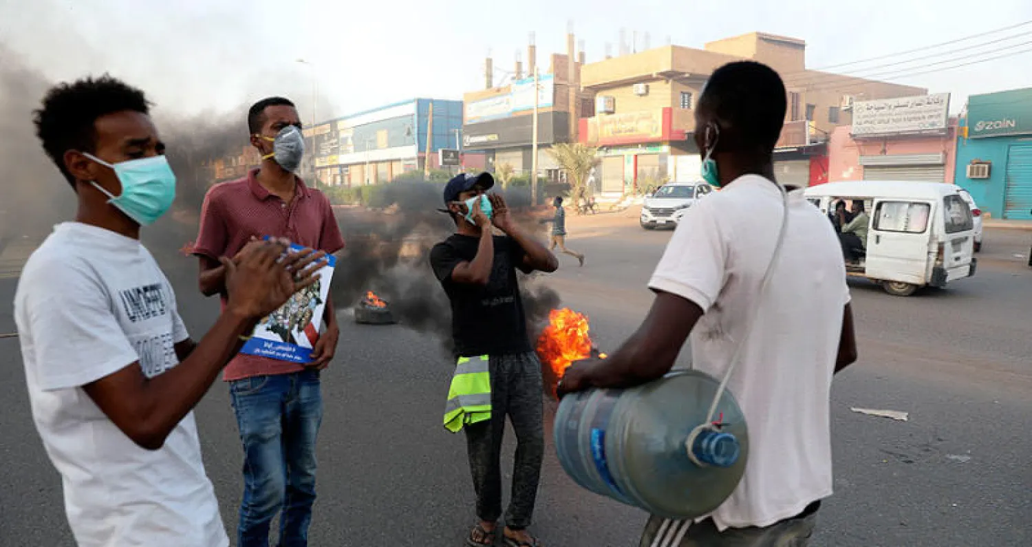 صورة أرشيفية للمظاهرات التي عرفتها شوارع الخرطوم في ذكرى مرور عام على الانتفاضة التي أطاحت بنظام البشير (أ.ب)