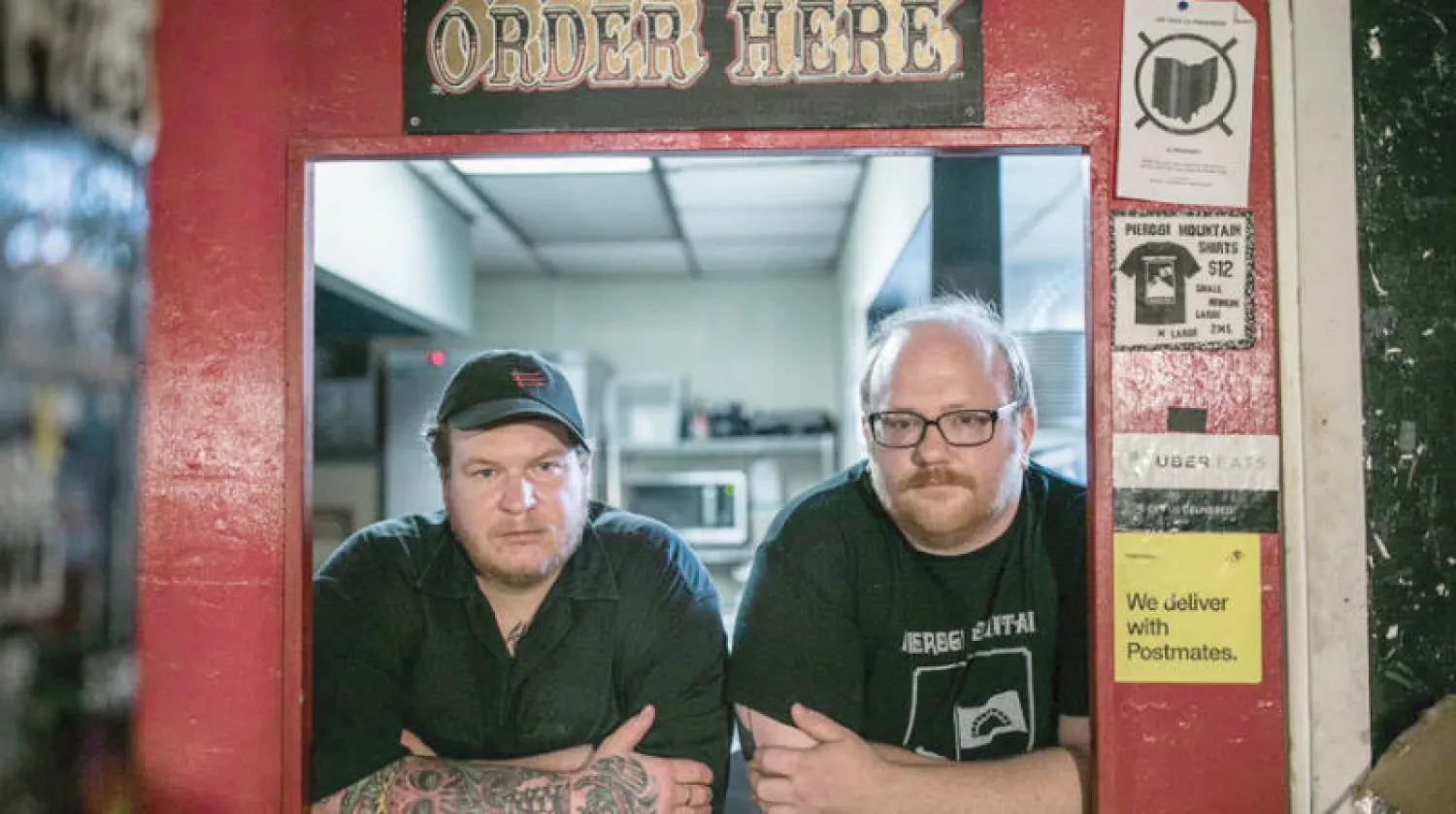 تشارلي غرين ومات ماجيسكي مالكا مطعم «بيروغي ماونتين» في كولومبوس بولاية أوهايو