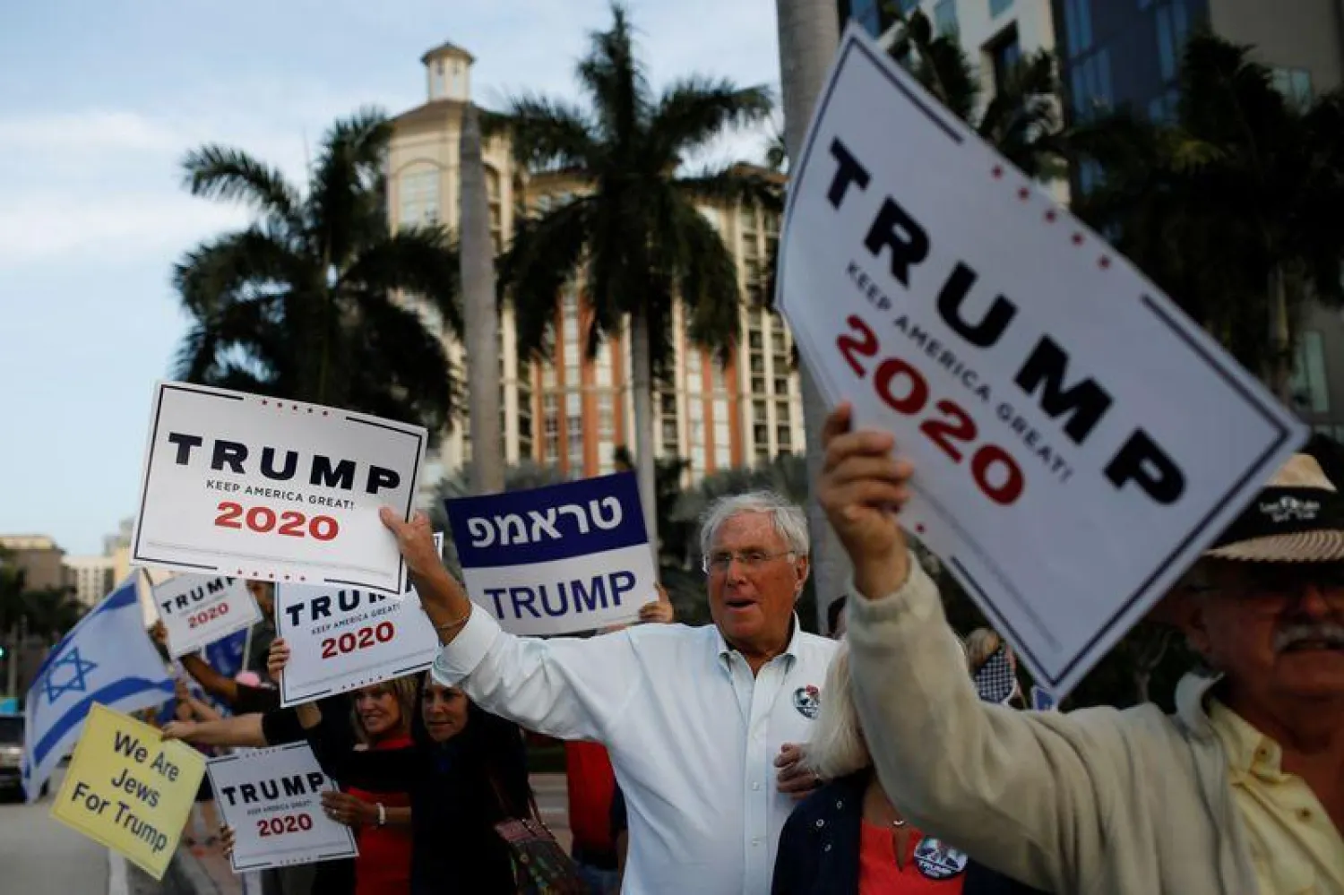 مجموعة من أنصار ترمب في بالم بيتش بولاية فلوريدا الأميركية (أرشيفية-رويترز)