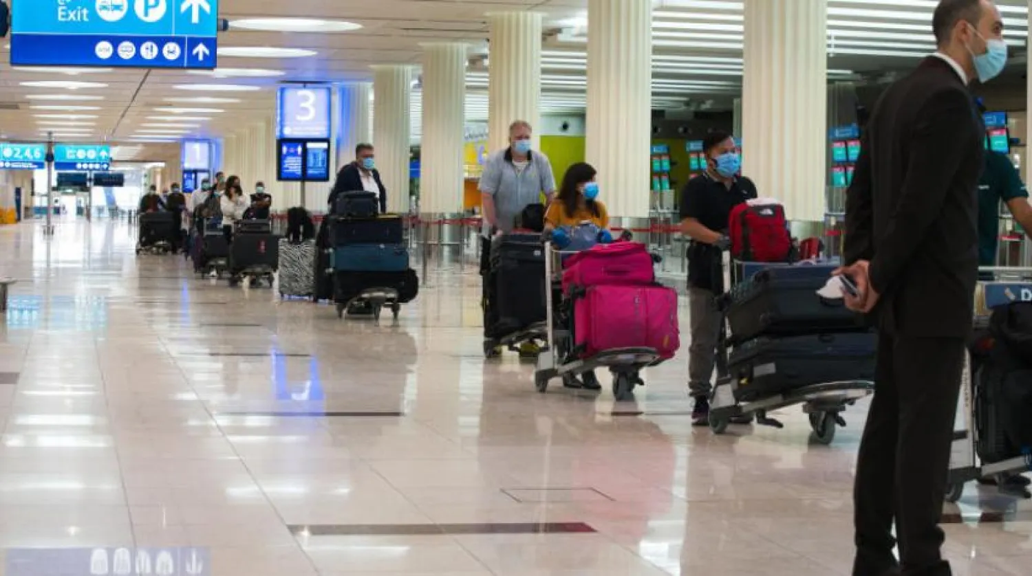 Dubai Uluslararası Havalimanı'nda yolcular (AP)
