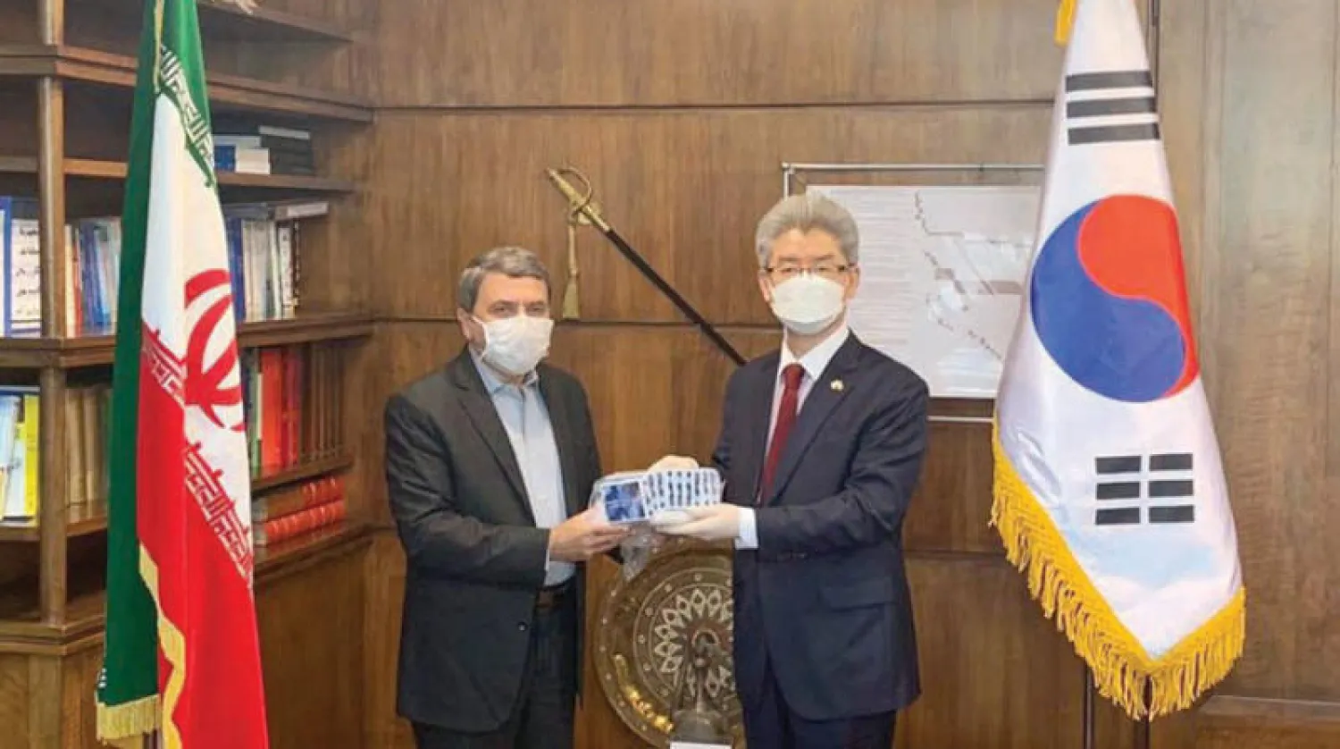 أعلن سفير كوريا الجنوبية في طهران تقديم شحنة أدوية بقيمة 1.2 مليون دولار إلى إيران لمواجهة جائحة كورونا، مايو (تويتر السفارة الكورية)
