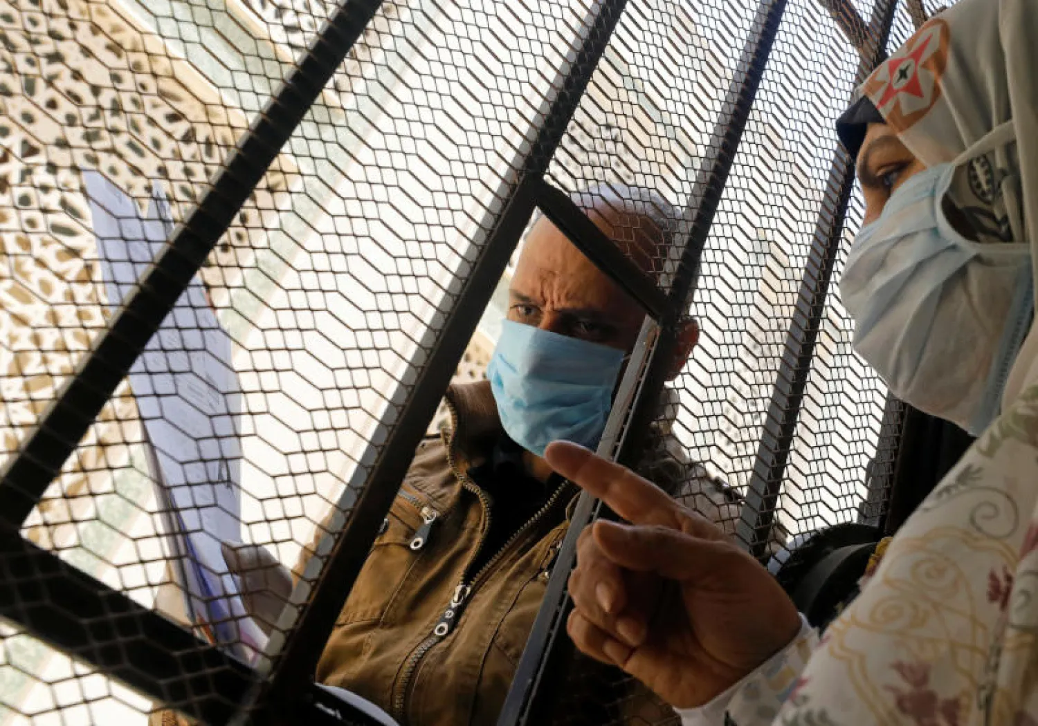 رجل يرتدي كمامة أثناء تلقي الدواء في مركز طبي بالقاهرة (رويترز)