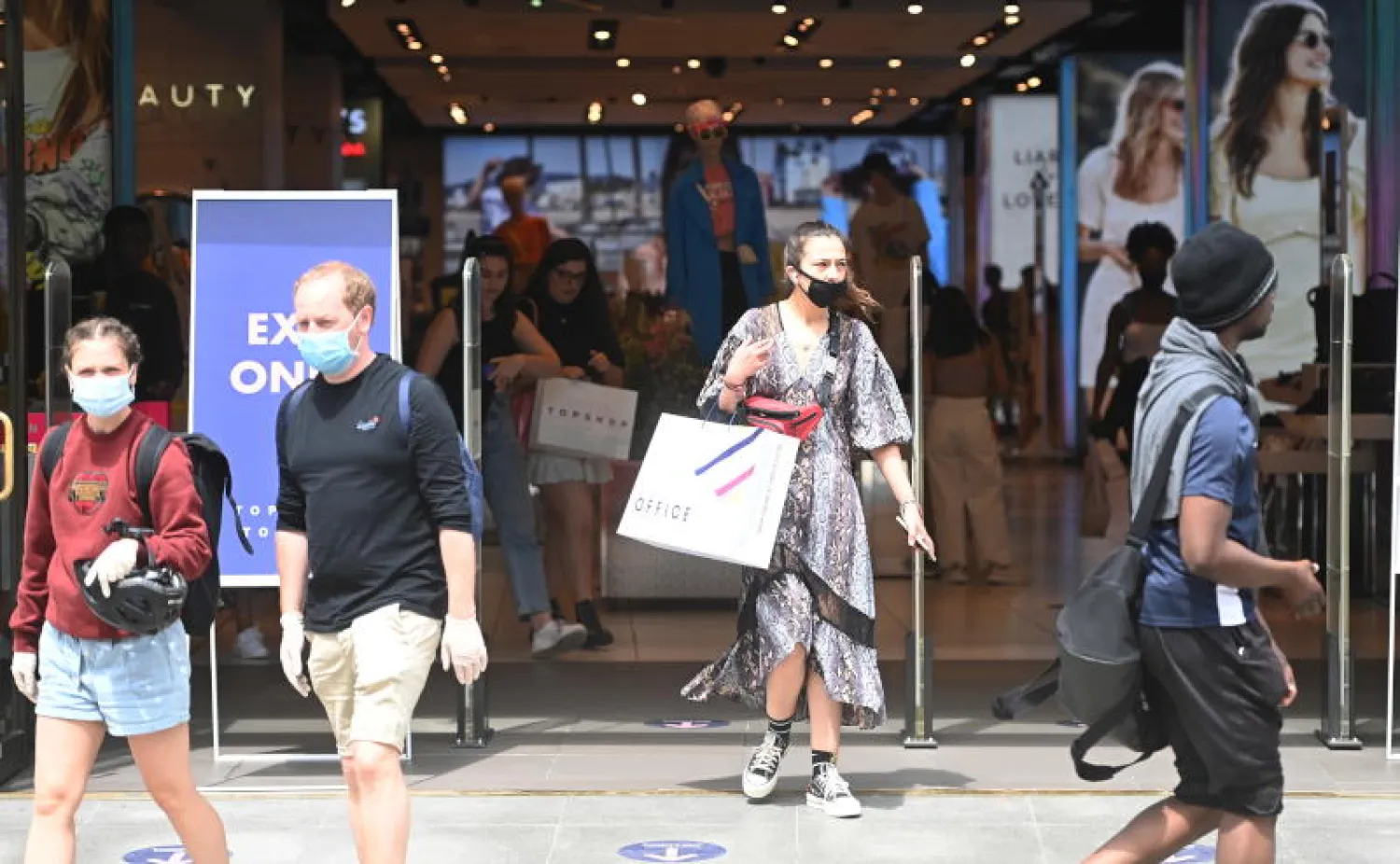 متاجر إنجلترا تعيد فتح أبوابها بعد أشهر من الإغلاق (إ.ب.أ)