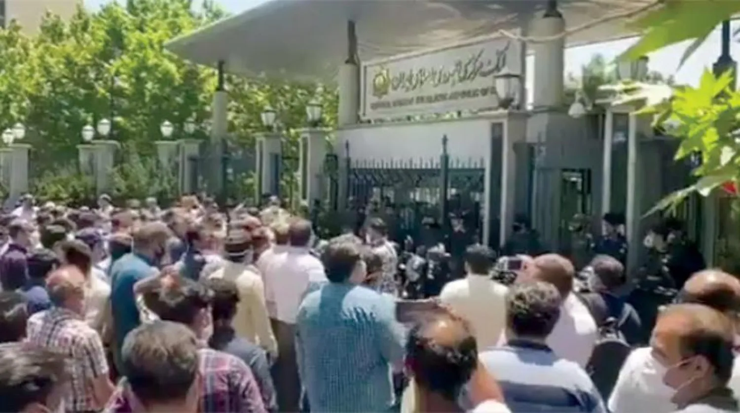 Tahran'daki Merkez Bankası genel merkezi önünde toplanan protestocular .(Sosyal medya)