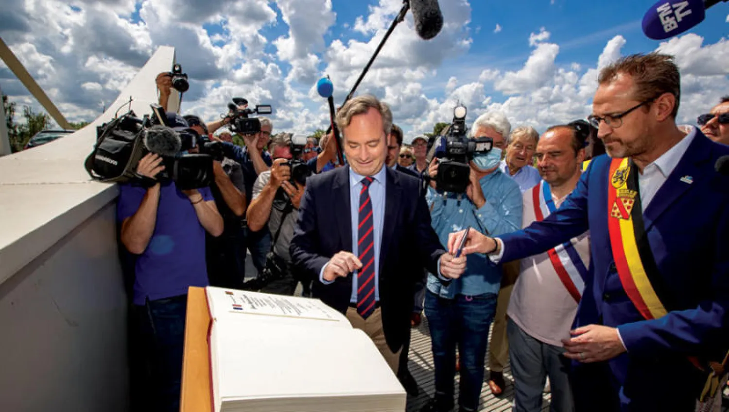 مسؤولون يشاركون في احتفال رمزي بإعادة فتح الحدود بين فرنسا وبلجيكا أمس (د.ب.أ)