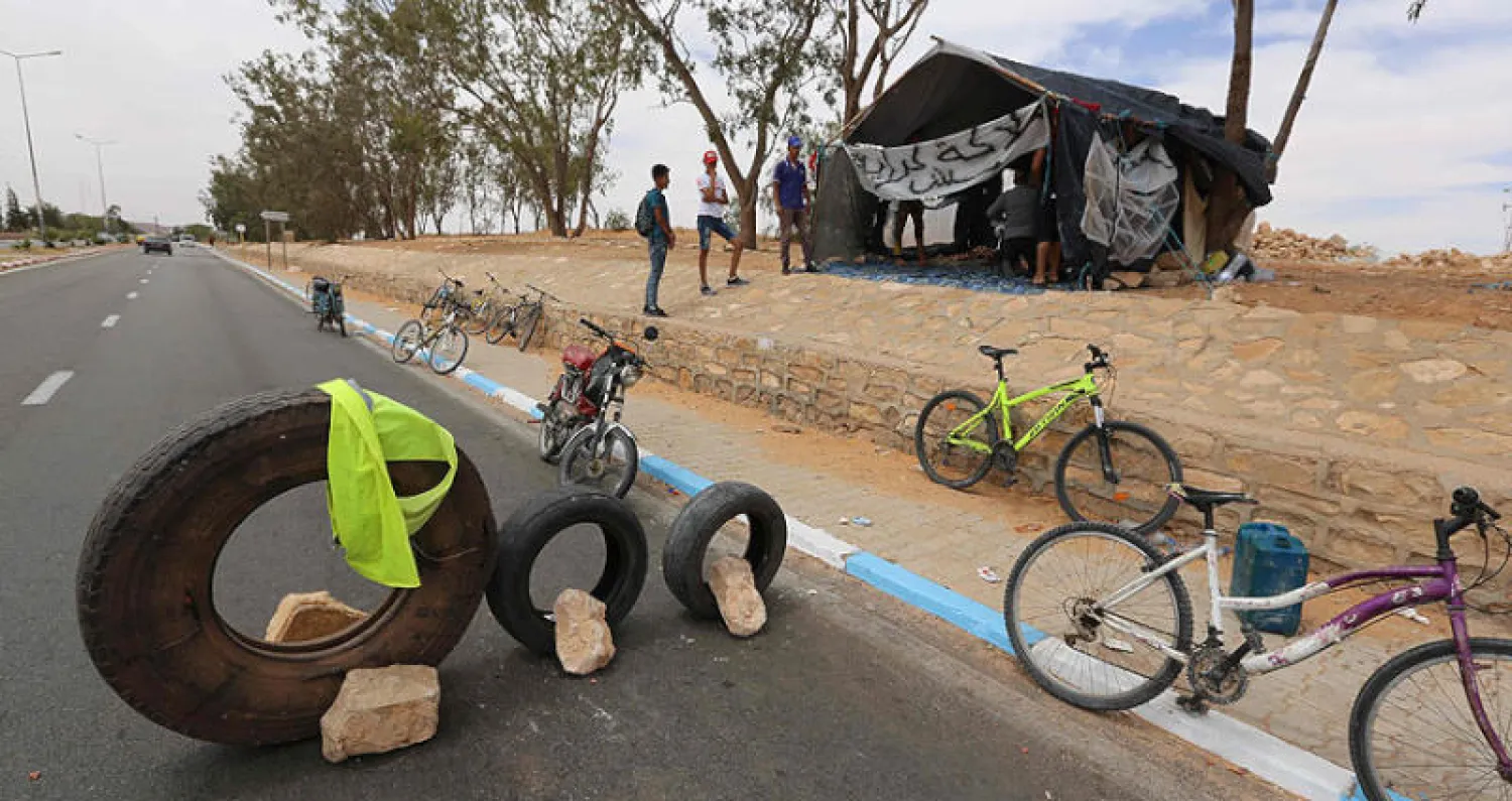 محتجون يغلقون شارعاً في مدينة تطاوين بجنوب تونس الأسبوع الماضي مطالبين بتوفير فرص للعمل (أ.ف.ب) ‎