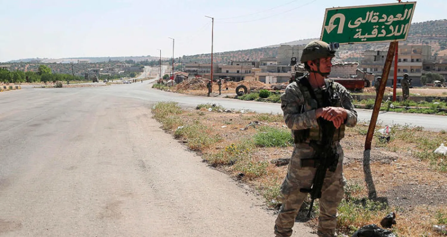 جندي تركي قرب الطريق الدولي بين حلب واللاذقية خلال دورية مشتركة مع الروس (أ.ف.ب)