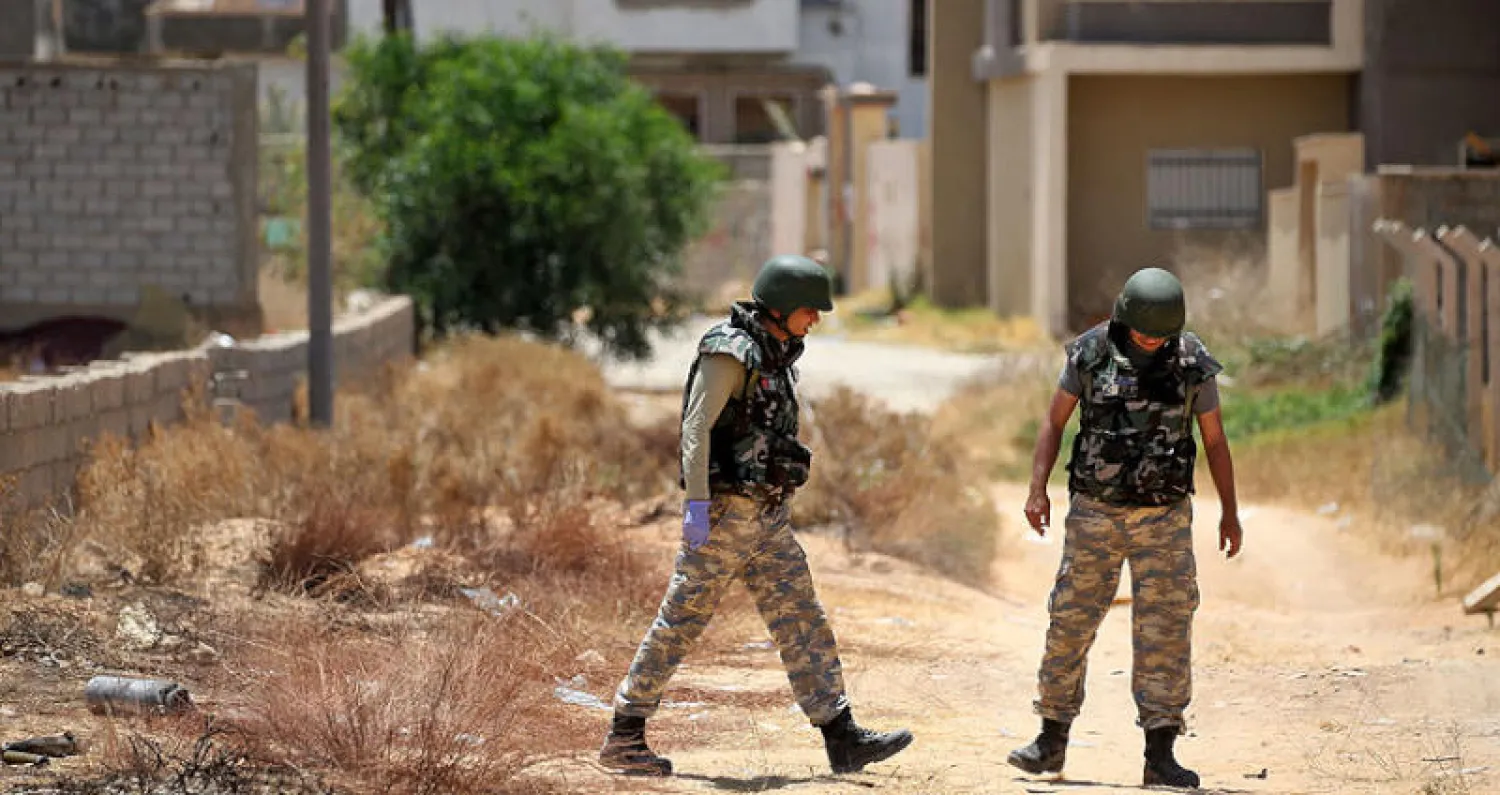 عنصران من القوات التركية في منطقة صلاح الدين جنوب طرابلس أمس (أ.ف.ب)