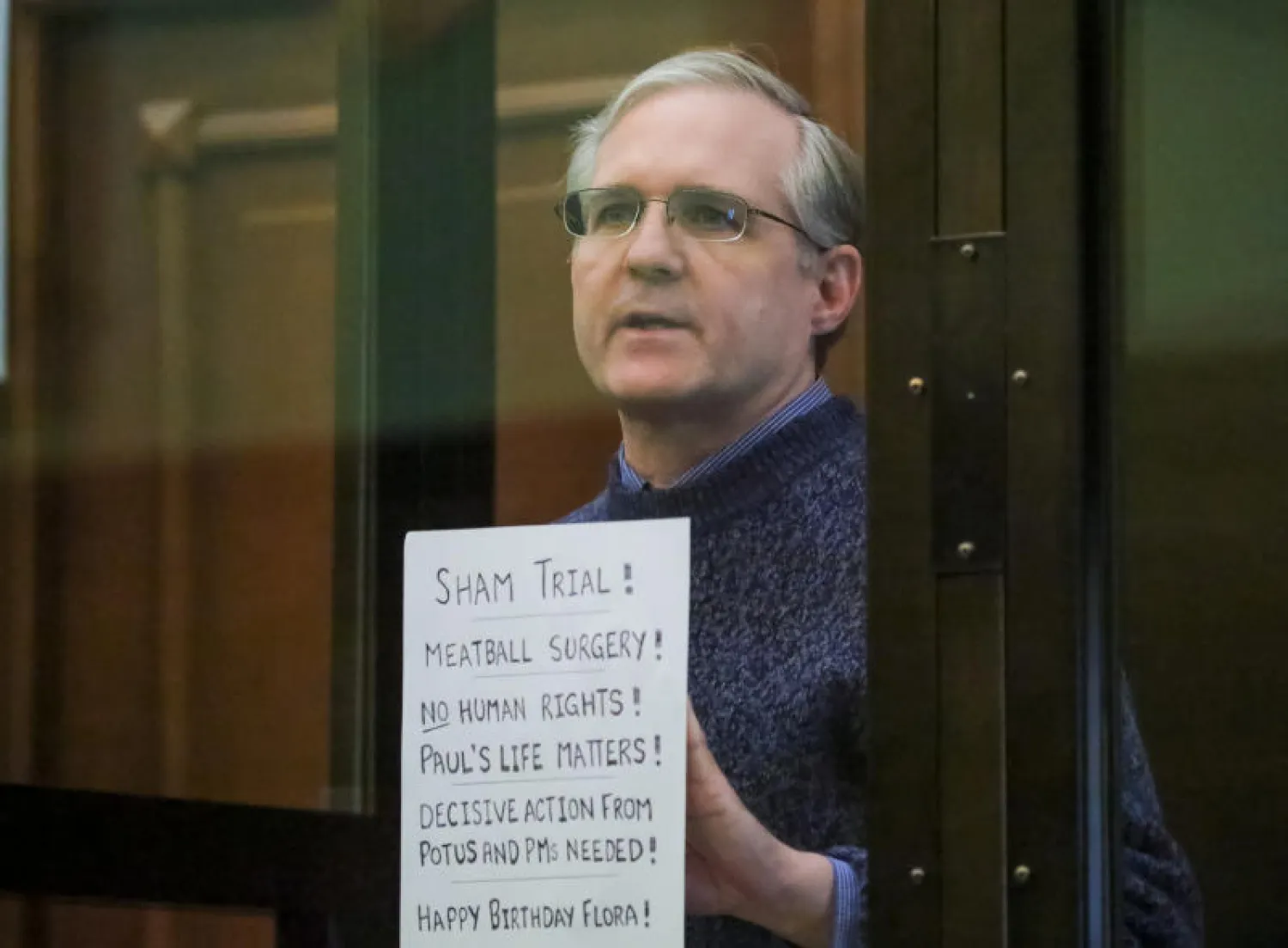 ضابط «البحرية» الأميركية السابق بول ويلان داخل قفص زجاجي خلال جلسة نطق الحكم بمحكمة في موسكو (أ.ب)