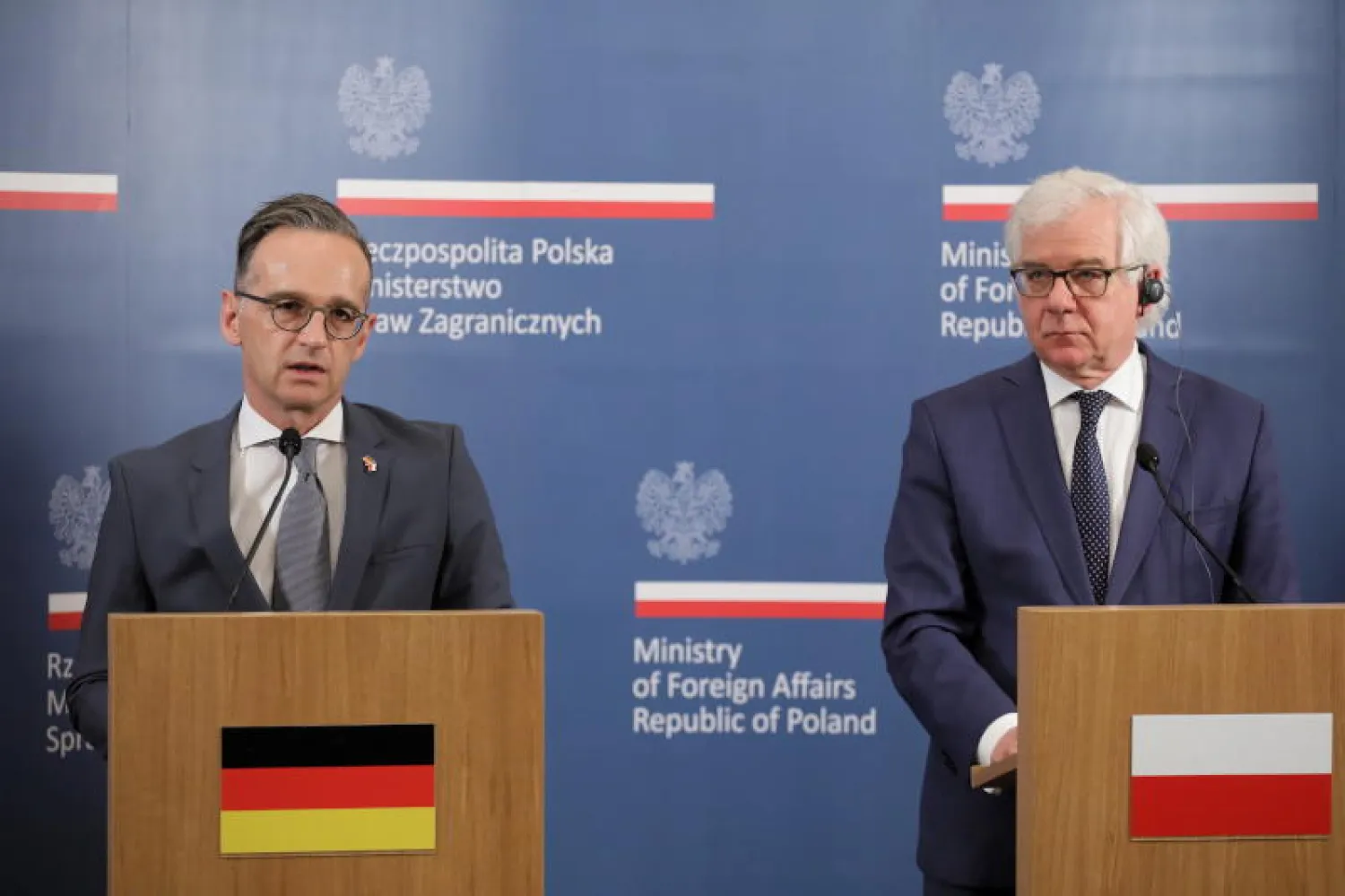 وزير الخارجية الألماني هايكو ماس (إلى اليسار) ونظيره البولندي ياسيك تشابوتوفيتش في وارسو (إ.ب.أ)