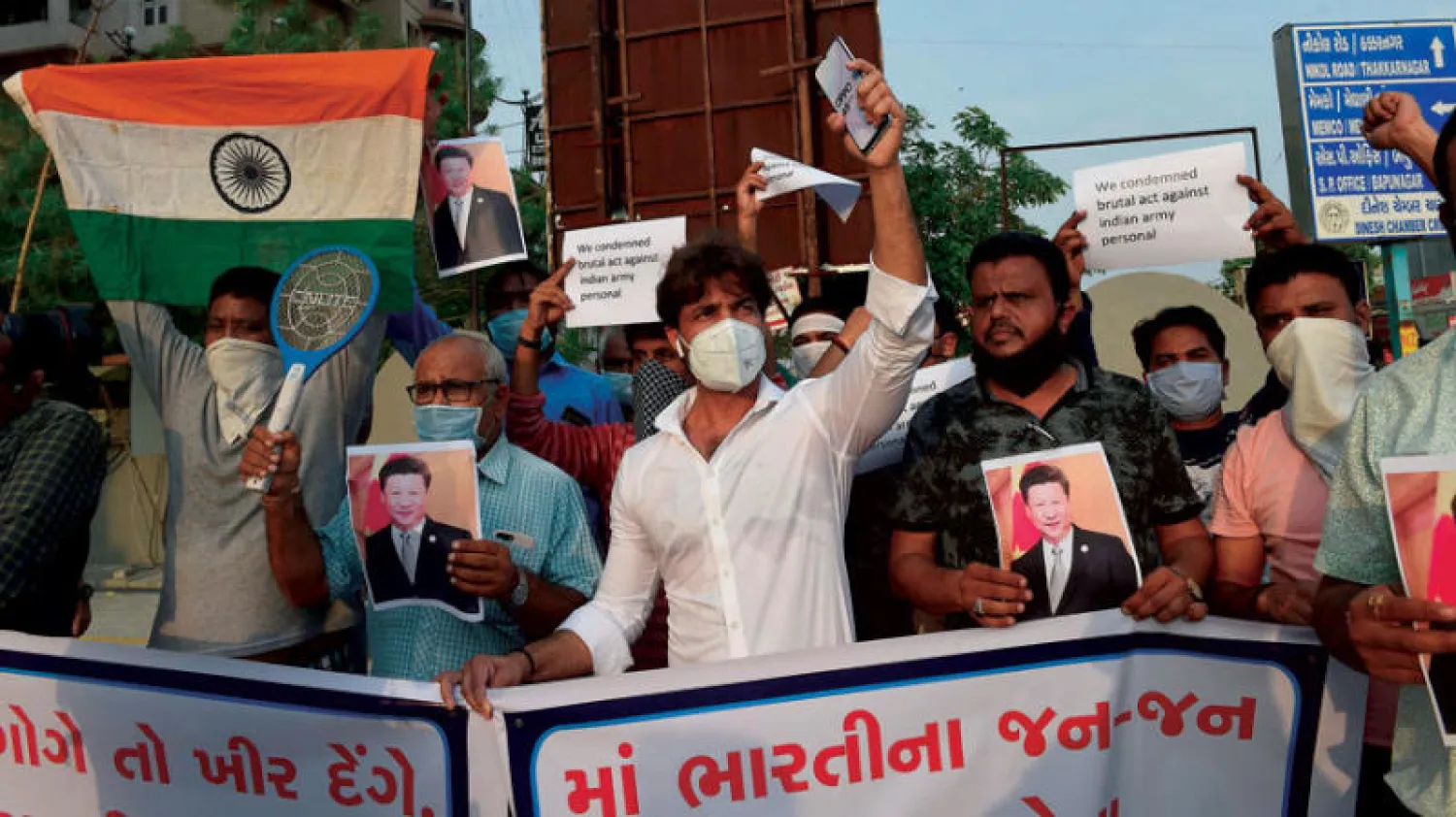هنود يتظاهرون ضد الصين في أحمد آباد أمس (أ.ف.ب)