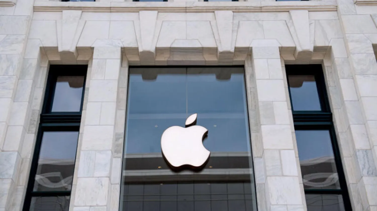 عملت «أبل» على إنعاش اقتصاد التطبيقات من خلال متجرها الإلكتروني (أ.ف.ب)