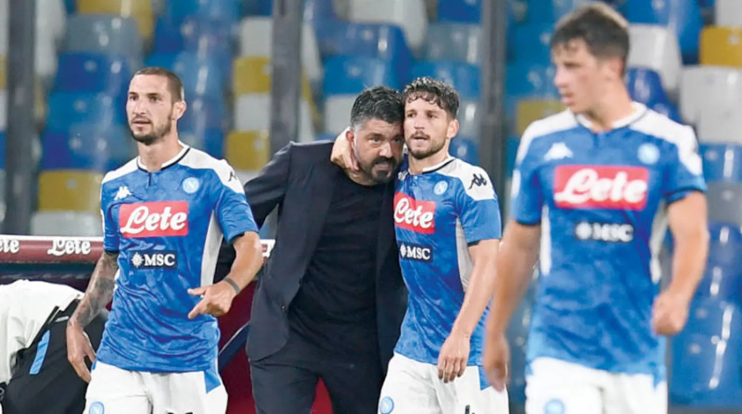 غاتوزو مدرب نابولي يحتفل مع مهاجمه ميرتنز بالتأهل للنهائي (إ.ب.أ)