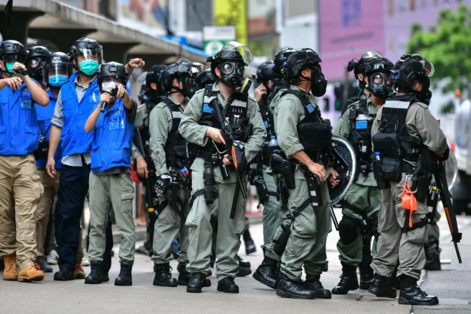 عناصر من شرطة مكافحة الشغب  في هونغ كونغ تواجه مسيرة معارضة للقانون المثير للجدل (أرشيفية - أ.ف.ب)