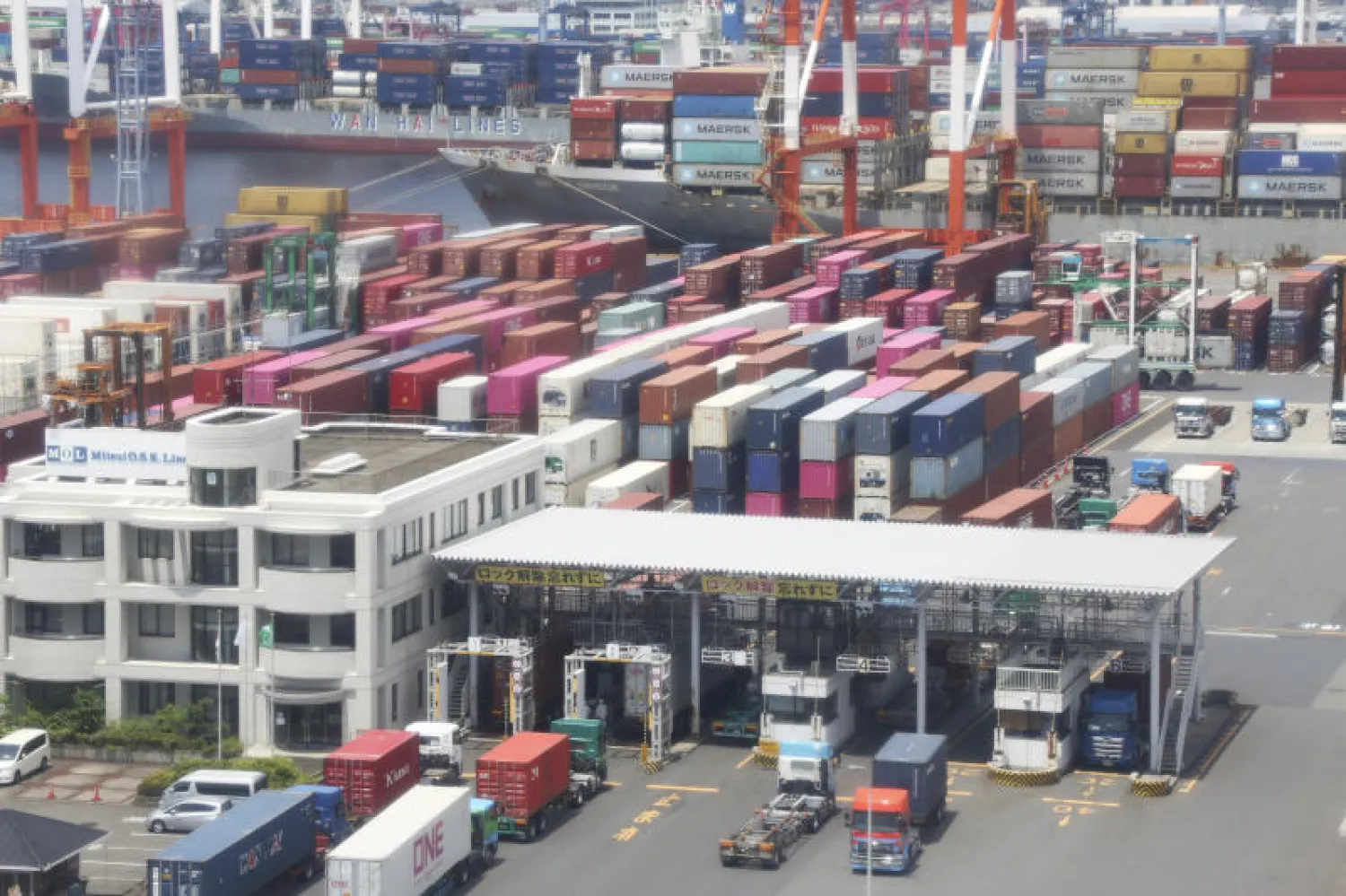 حاويات مكدّسة في مرفأ يوكوهاما جنوب طوكيو (أ.ب)