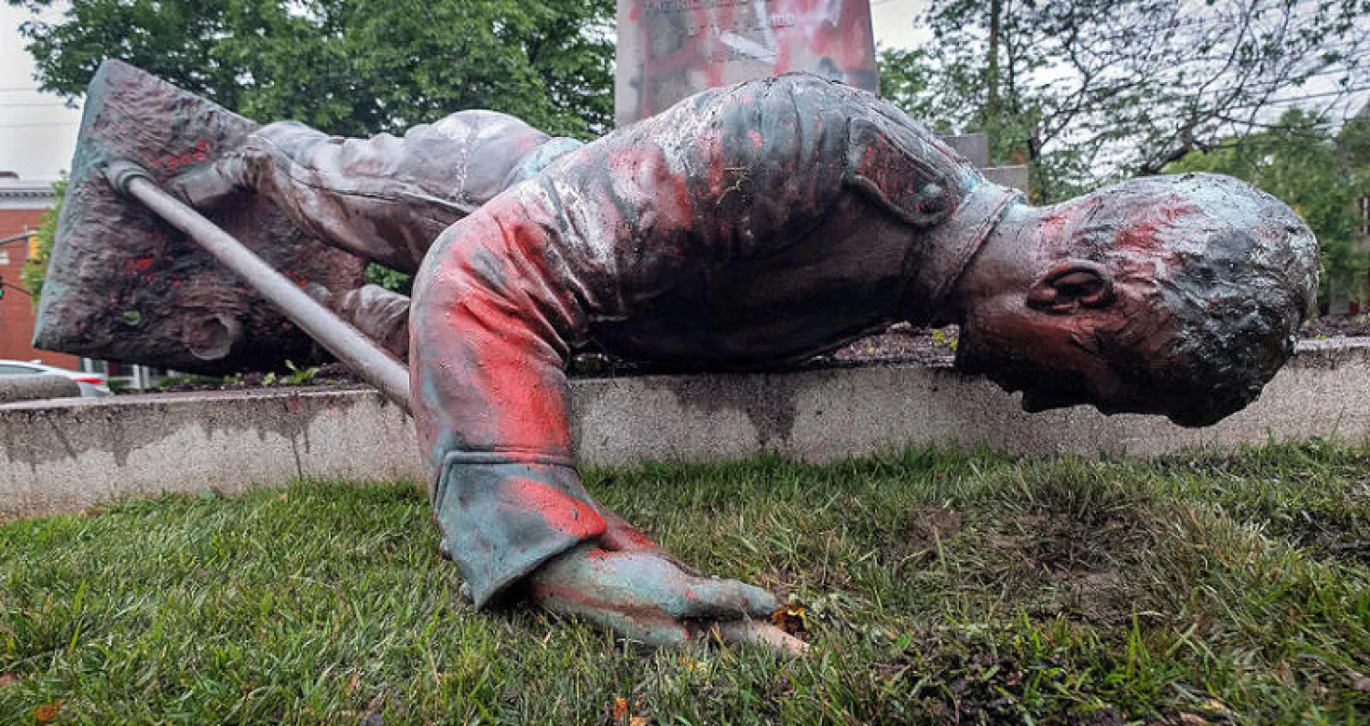 تتصاعد الاحتكاكات بين المتظاهرين المناهضين للعنصرية الذين يطالبون بإزالة رموز الكونفدرالية مع أولئك الذين يعارضون ذلك بحجة الحفاظ على التاريخ (رويترز)