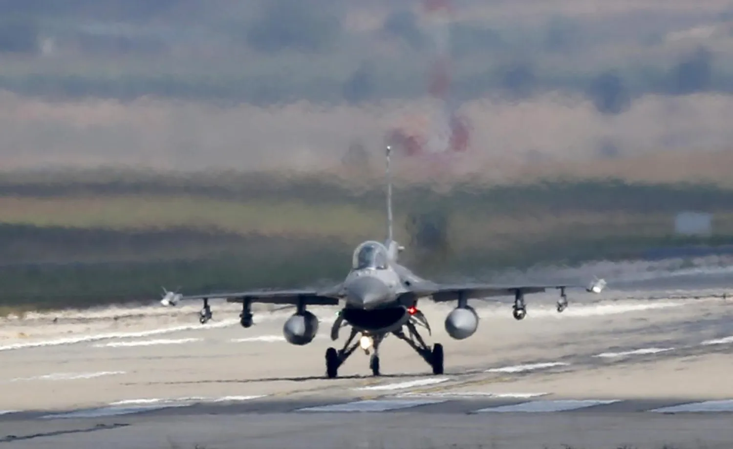 A Turkish Air Force F-16 fighter jet lands at Incirlik air base in Adana, Turkey, August 11, 2015. (Reuters)