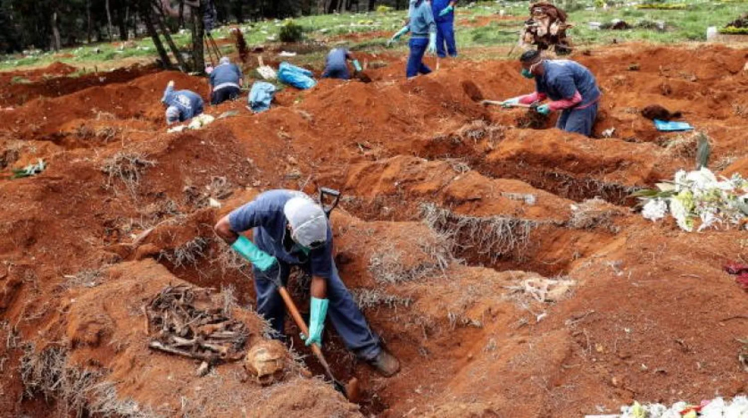 Sao Paola’daki işçiler koronavirüs kurbanları için eski mezarları boşaltırken (DPA)
