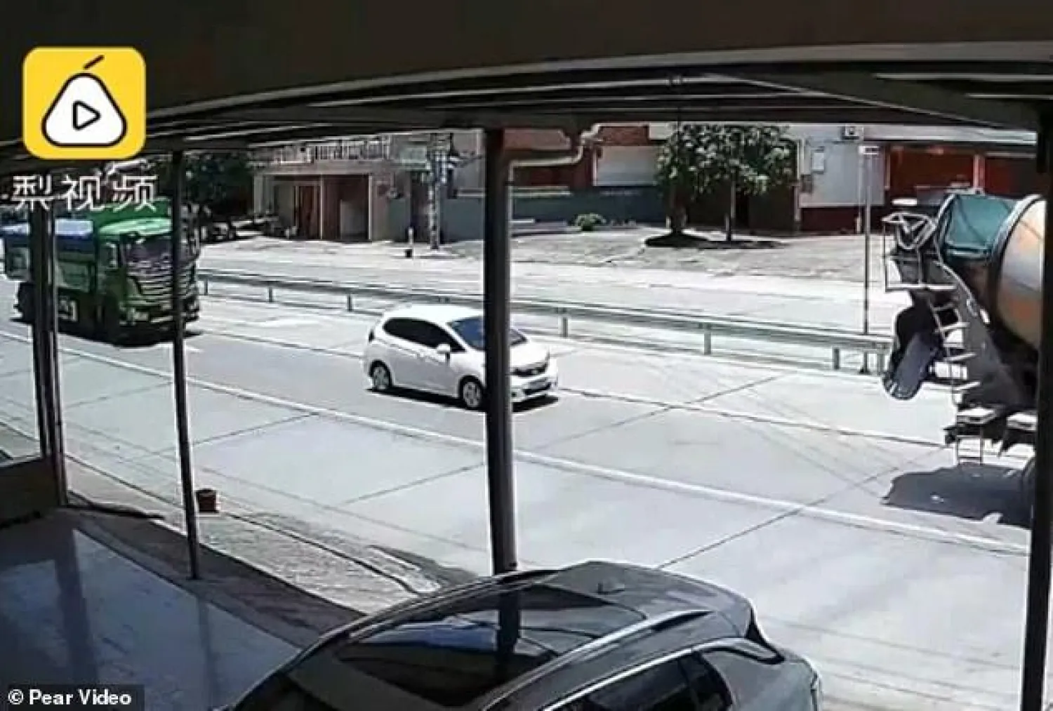 مشهد للشاحنتين والسيارة قبل الاصطدام (ديلي ميل)