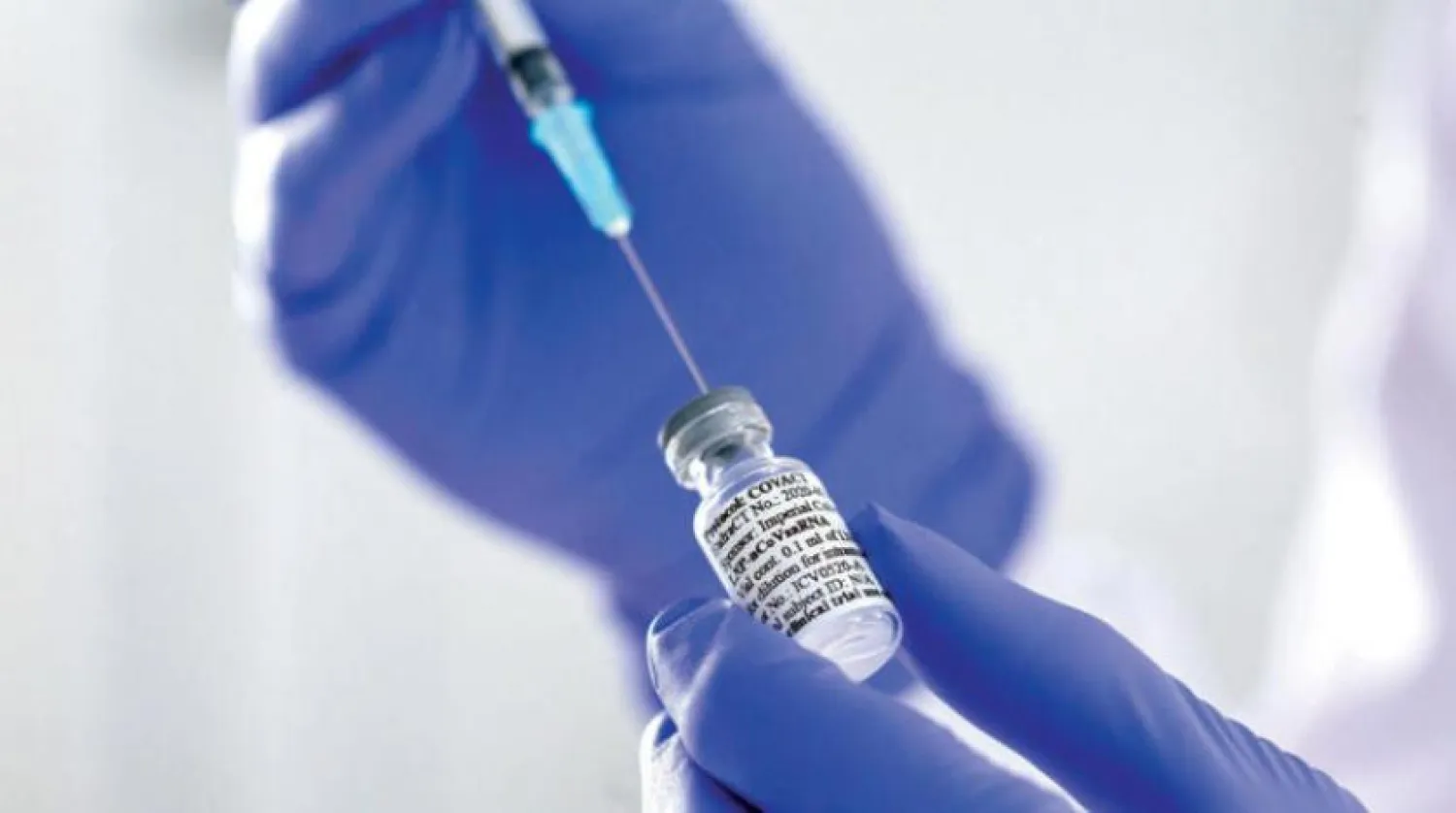 Imperial College London’daki aşı testine ait bir görüntü (Reuters)