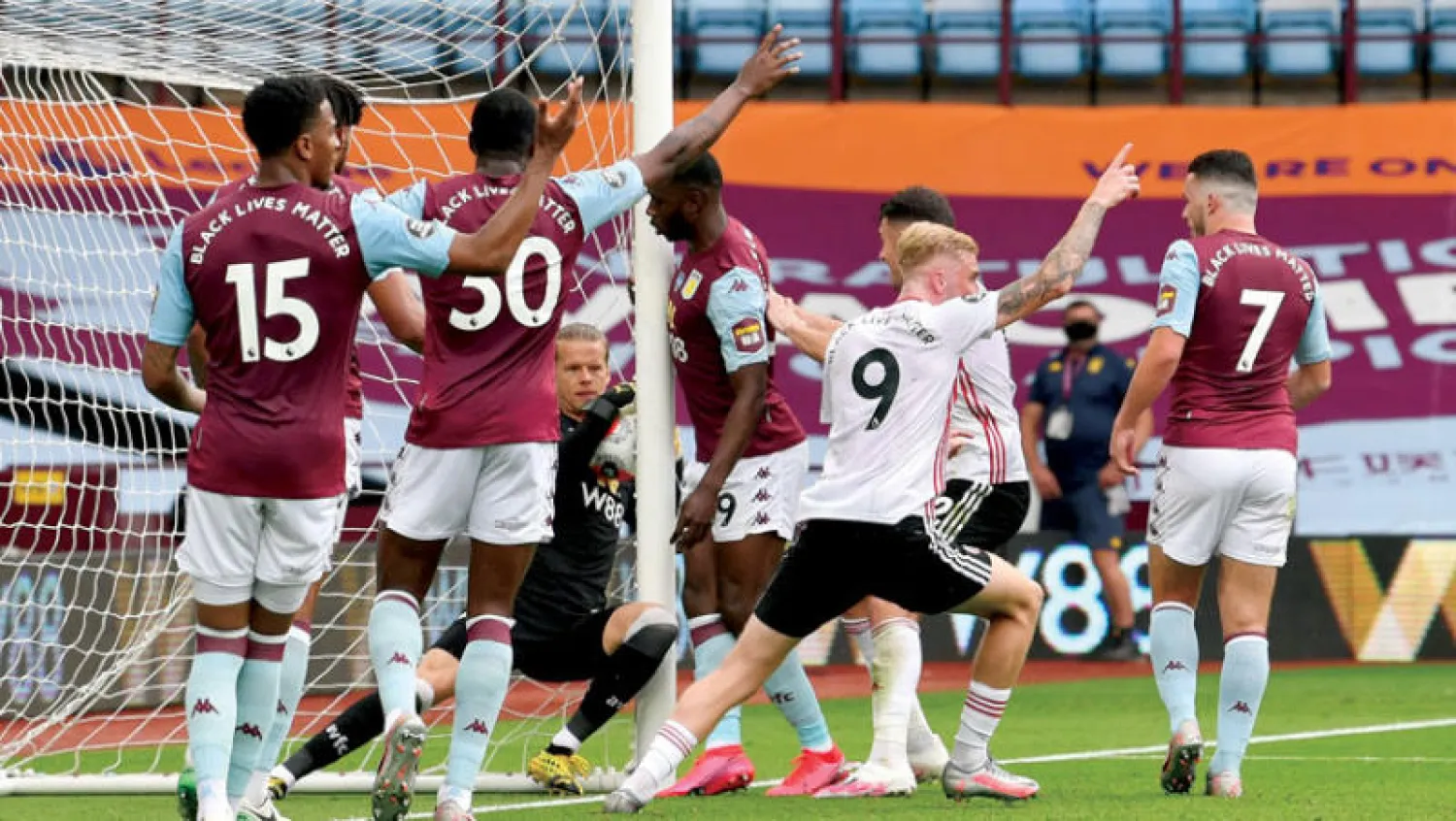 اللقطة الجدلية التي تظهر نايلاند حارس أستون فيلا متجاوزاً بالكرة خط المرمى (رويترز)