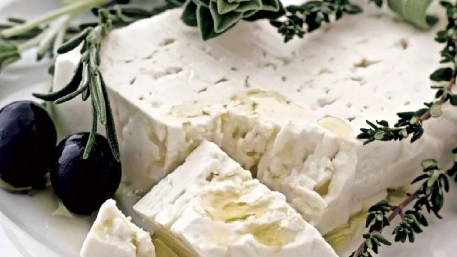 جبنة {فيتا} لا تخلو منها مائدة يونانية ويتزاحم القادمون إلى أثينا لشرائها (الشرق الأوسط)