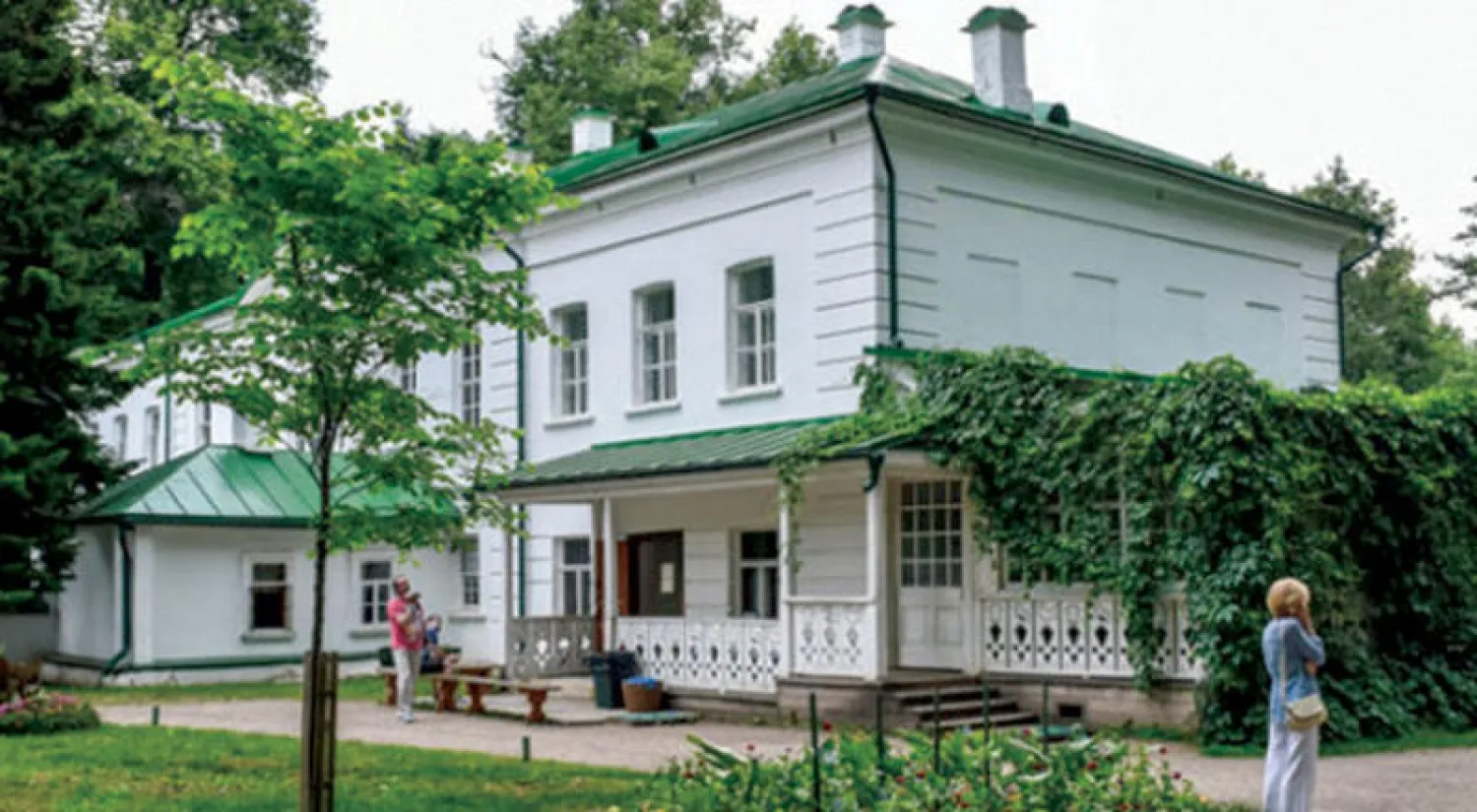 متحف عزبة الروائي ليف تولتسوي يستأنف استقبال الزوار لكن بالكمامات والقفازات ومسافة تباعد اجتماعي