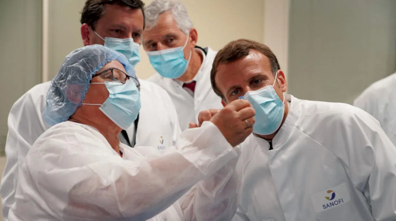 الرئيس الفرنسي خلال تفقّده جهود  مختبر «سانوفي» لتطوير لقاح قرب ليون الثلاثاء (أ.ب)