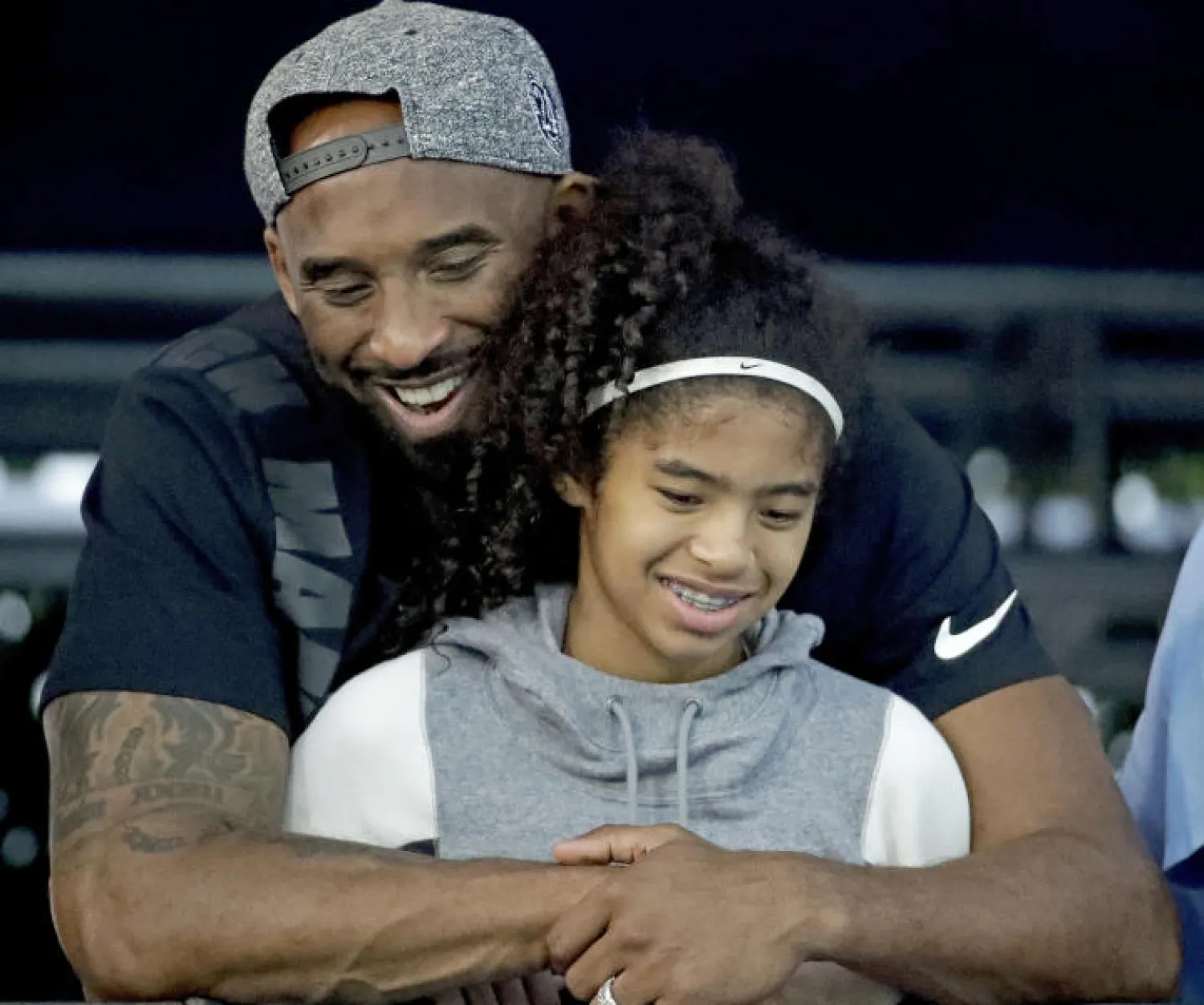 أسطورة كرة السلة الأميركية السابق كوبي براينت وابنته جيانا (أ.ب)