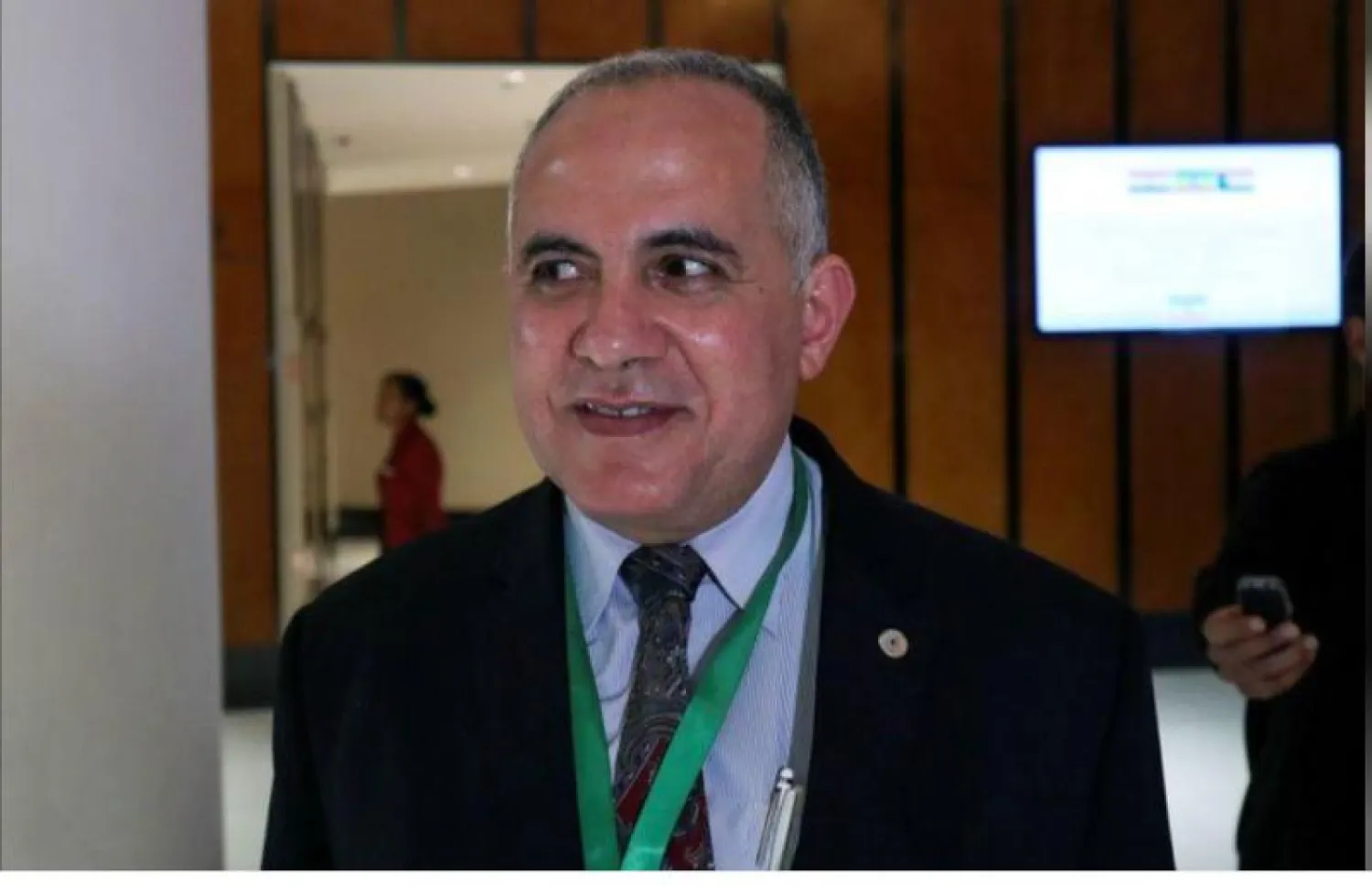 وزير الري والموارد المائية المصري محمد عبد العاطي يتحدث لوسائل الإعلام أثناء محادثات ثلاثية في العاصمة الإثيوبية أديس أبابا يناير الماضي (رويترز)