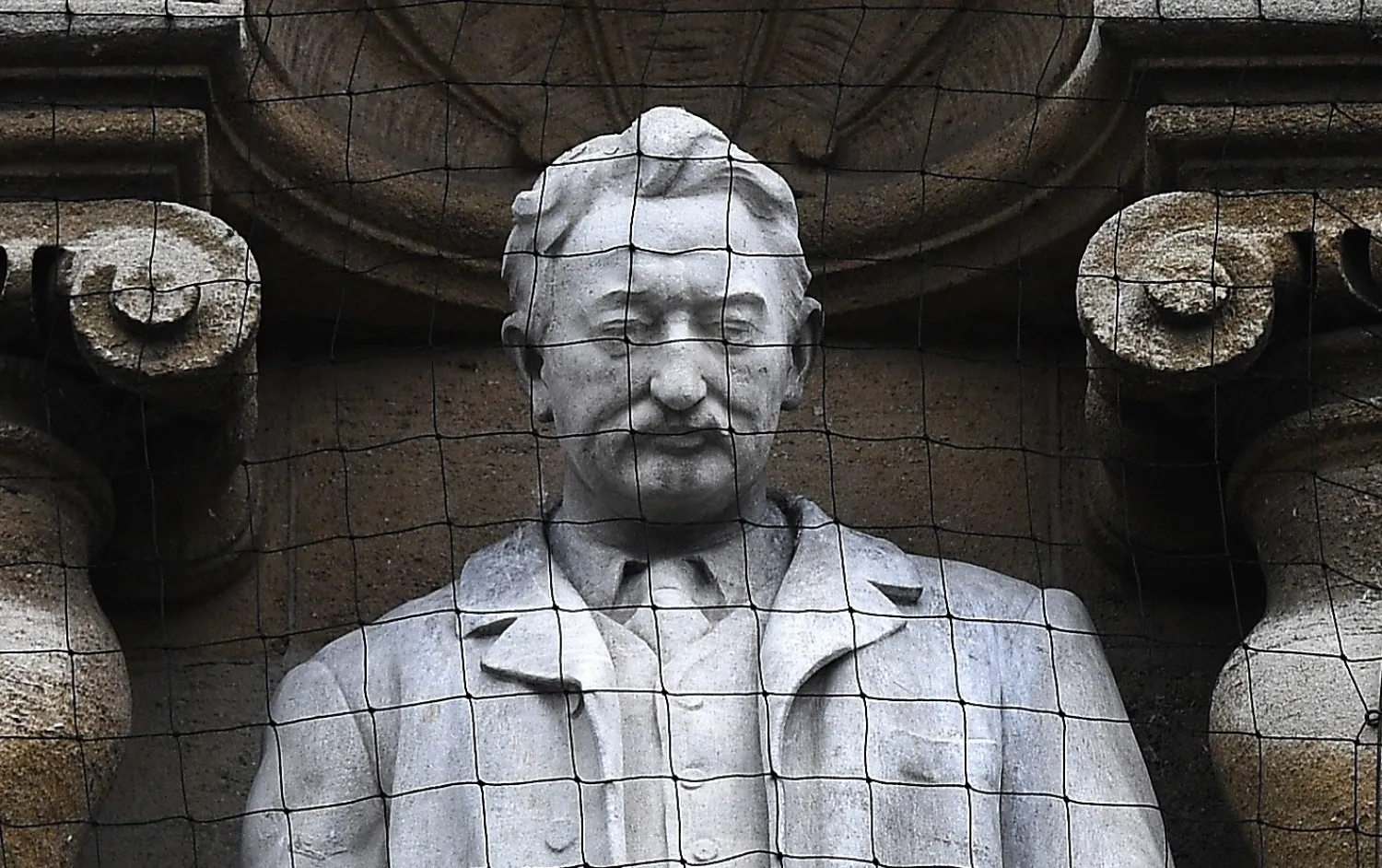 Oxford'da Oriel Koleji, Cecil Rhodes heykelinin kaldırılması için harekete geçti