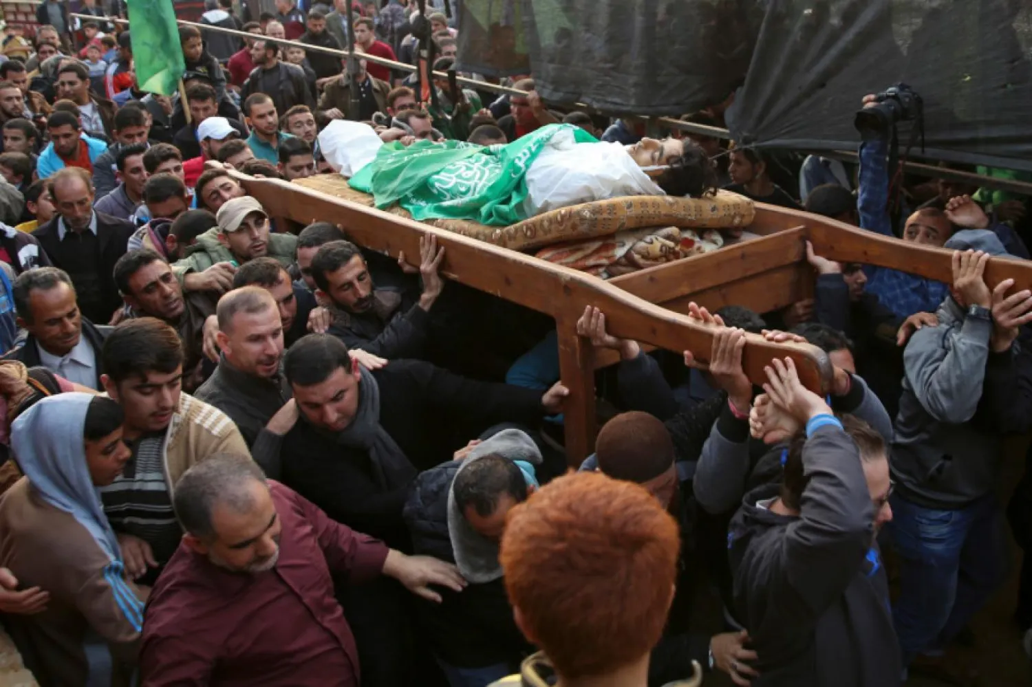 2018'de İsrail'le sınır kıyı şeridinde vurulan Attar'ın cenazesi kalabalık bir grup tarafından omuzlarda taşınmıştı (Reuters)