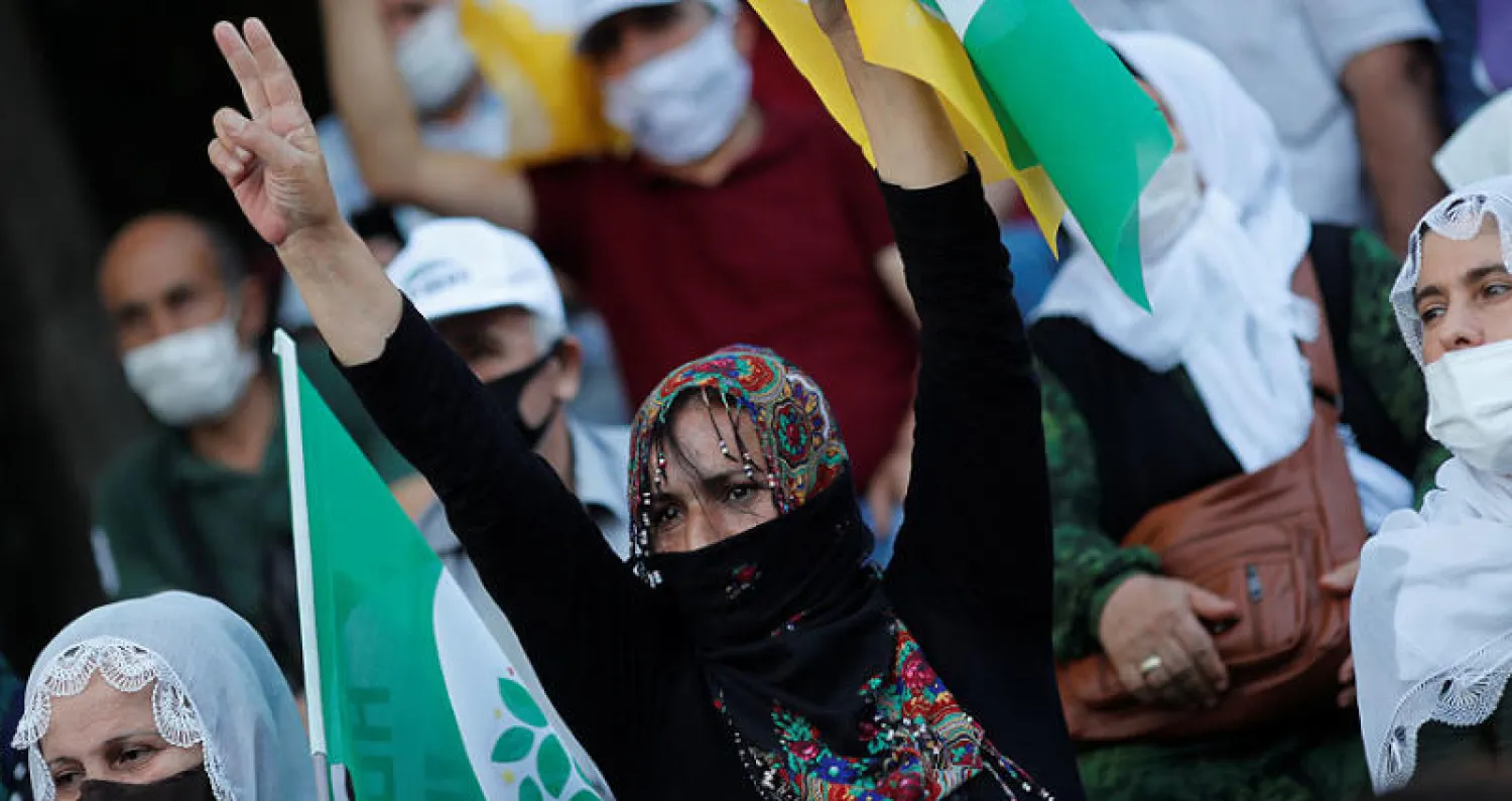 مؤيدون لحزب الشعوب الديمقراطي يتظاهرون في إسطنبول (رويترز)