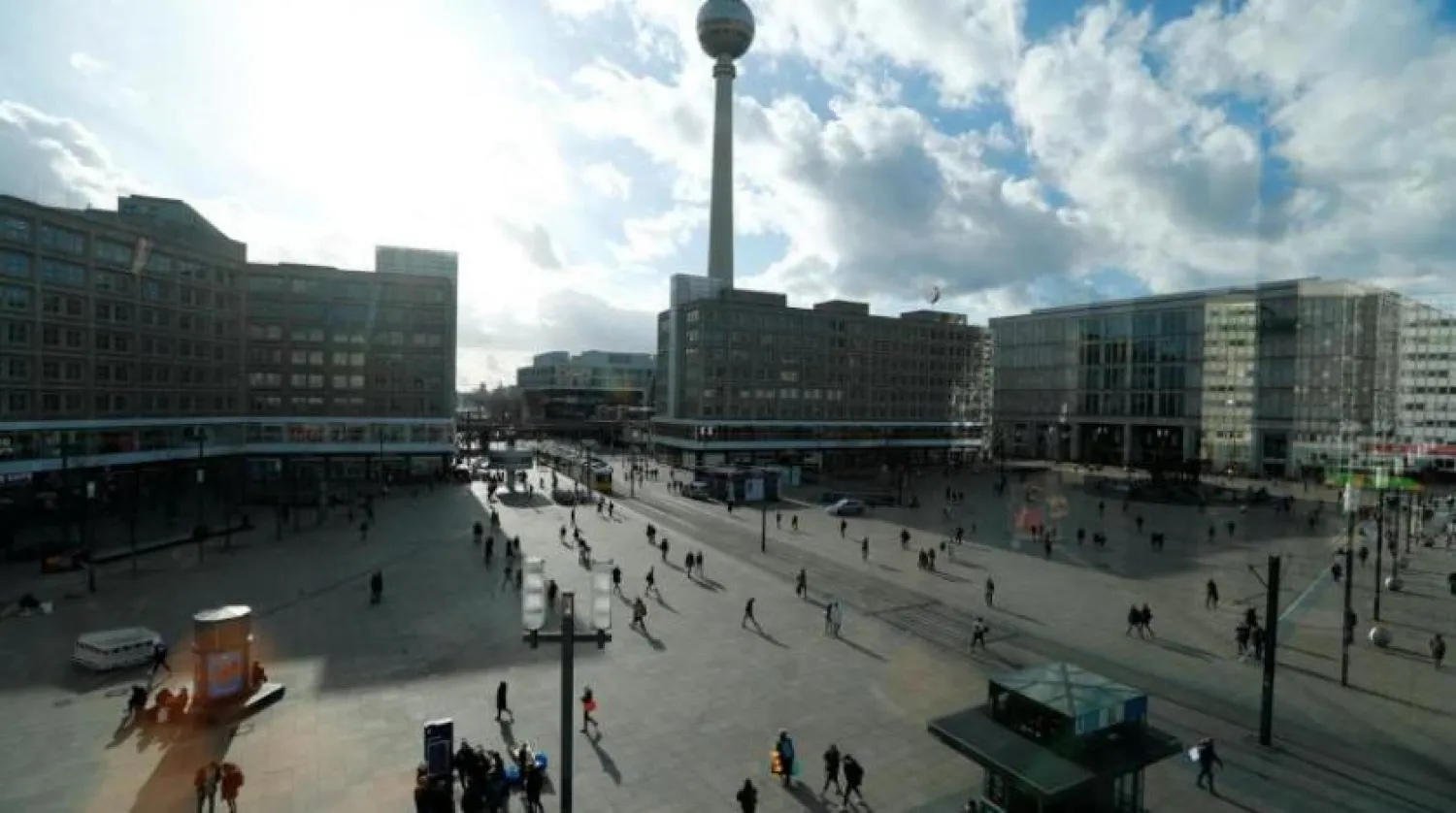 Bir grup insan Berlin'deki Alexanderplatz meydanında (Reuters)
