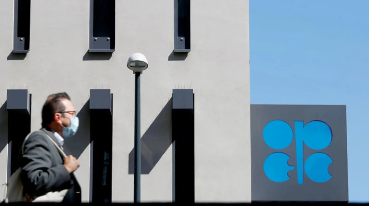 شعار {أوبك} أمام مقرها في فيينا (رويترز)