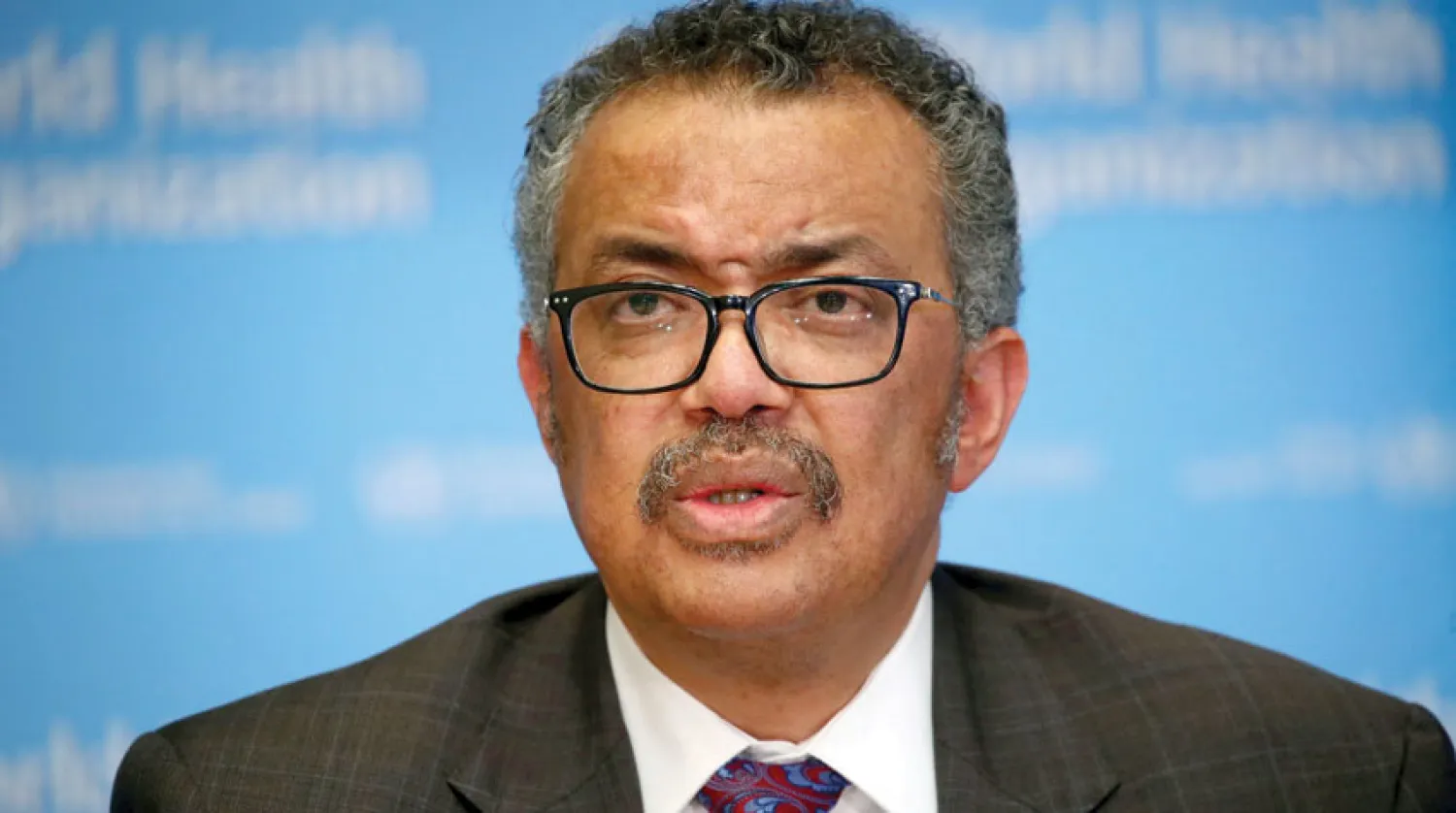 مدير عام منظمة الصحة يتحدث خلال مؤتمر صحافي سابق حول «كورونا» (رويترز)