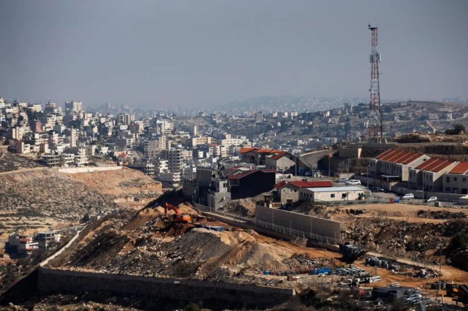 موقع بناء في مستوطنة إسرائيلية بالضفة الغربية المحتلة (أرشيف - رويترز)